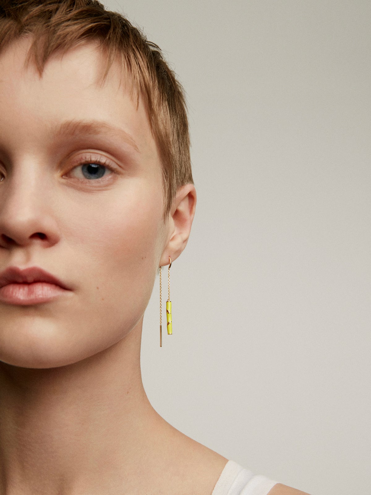 Pendiente individual de plata 925 bañada en oro amarillo de 18K de cadena doble con esmalte amarillo y número 1