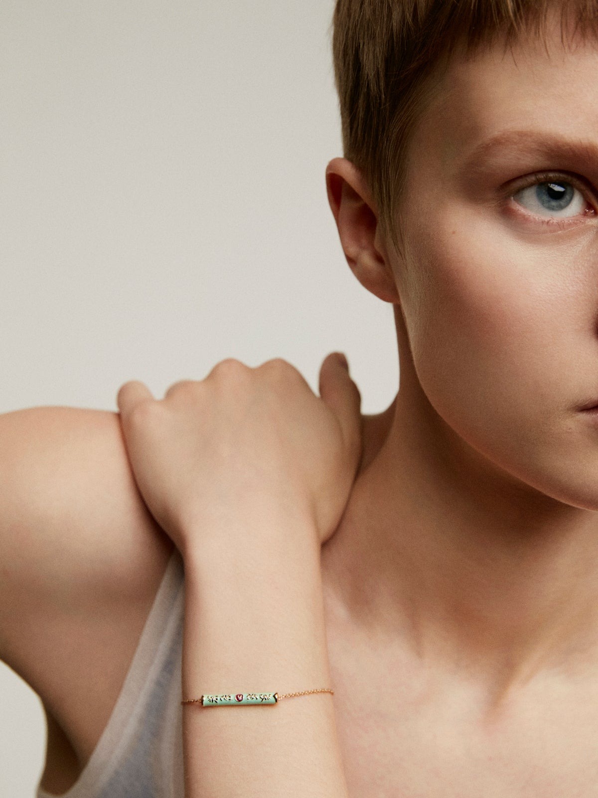 Pulsera de plata 925 bañada en oro amarillo de 18K con esmalte de colores y número cinco