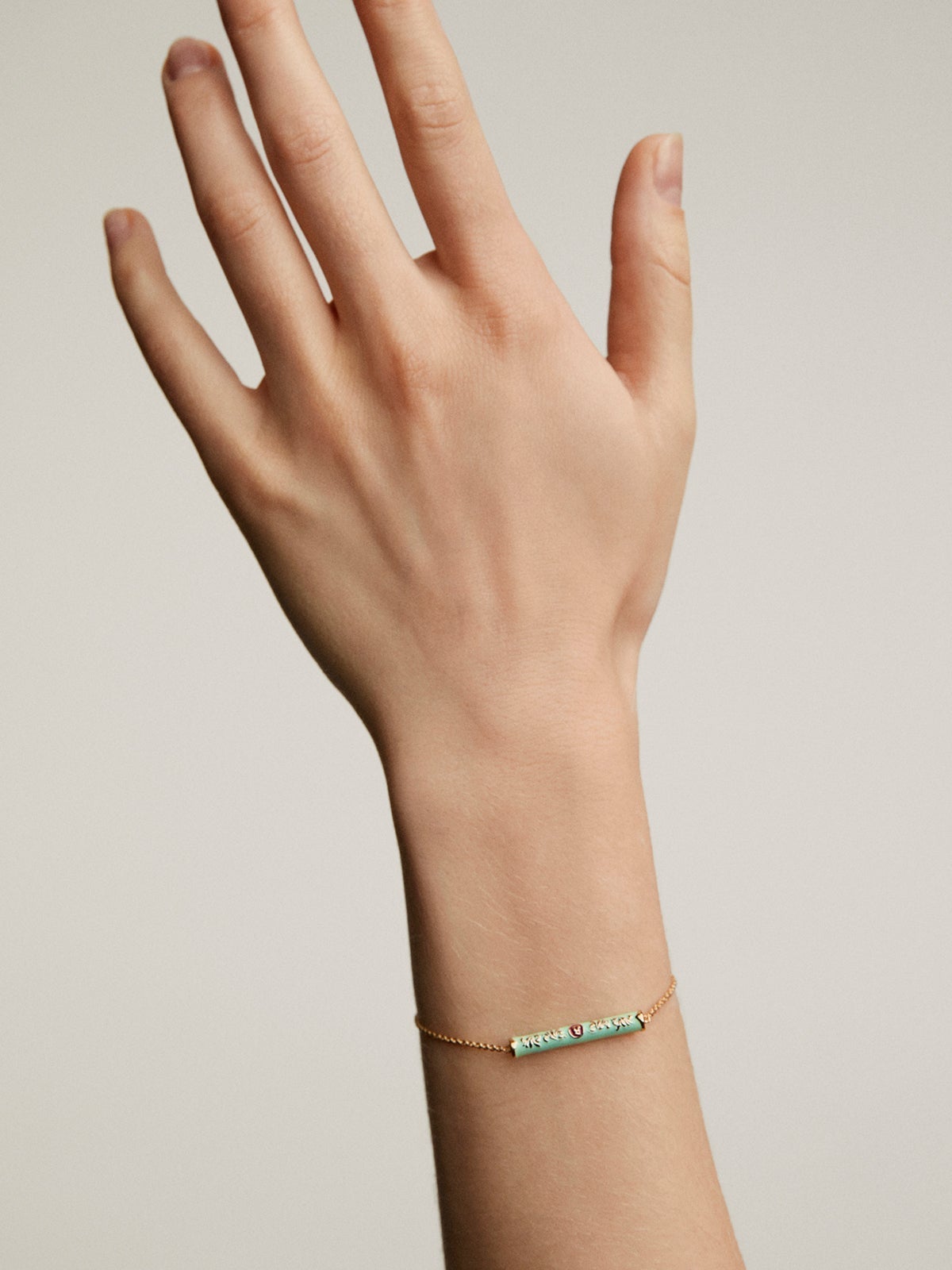 Pulsera de plata 925 bañada en oro amarillo de 18K con esmalte de colores y número cinco