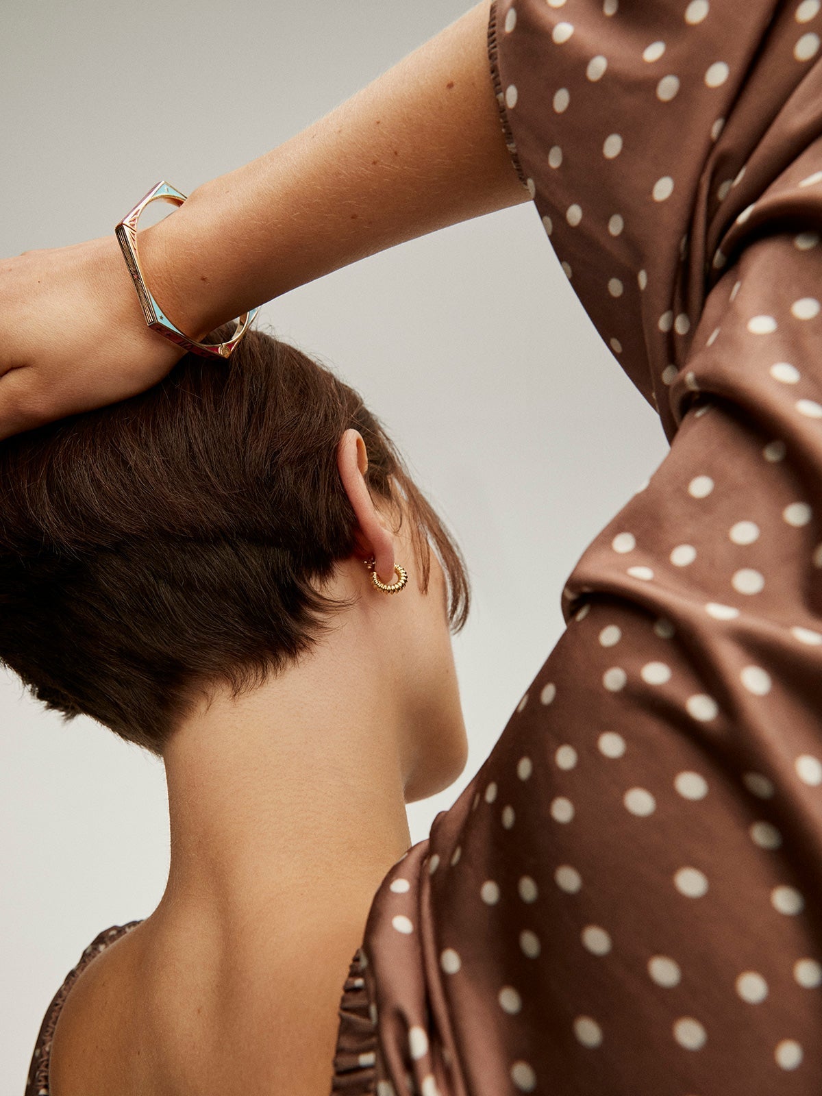 Pulsera rígida de plata 925 bañada en oro amarillo de 18K con esmalte de colores y número 7