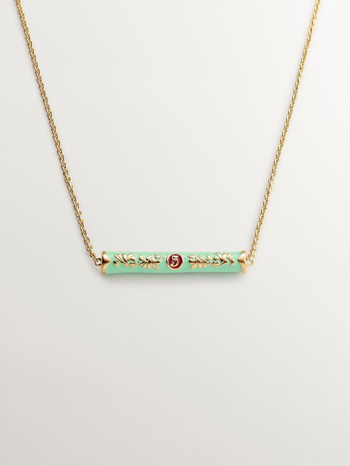 Collar de plata 925 bañada en oro amarillo de 18K con esmalte de colores y número cinco
