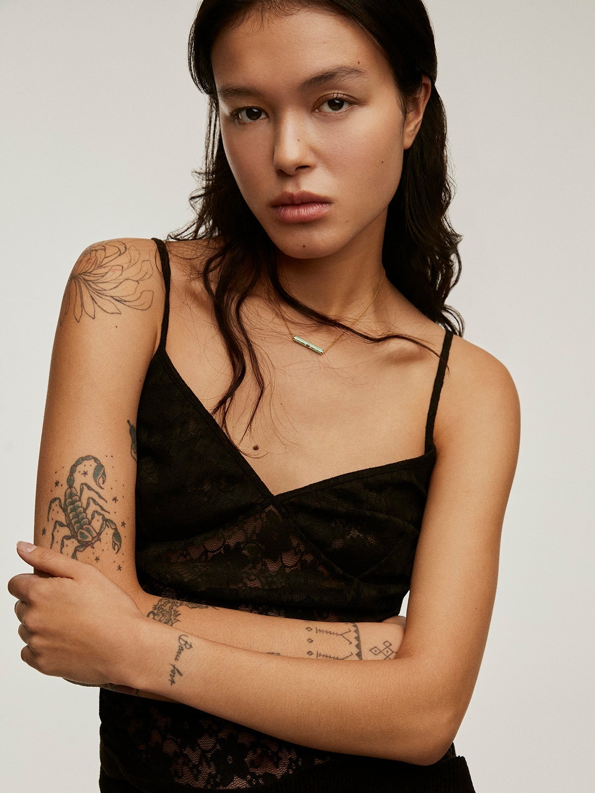 Collar de plata 925 bañada en oro amarillo de 18K con esmalte de colores y número cinco