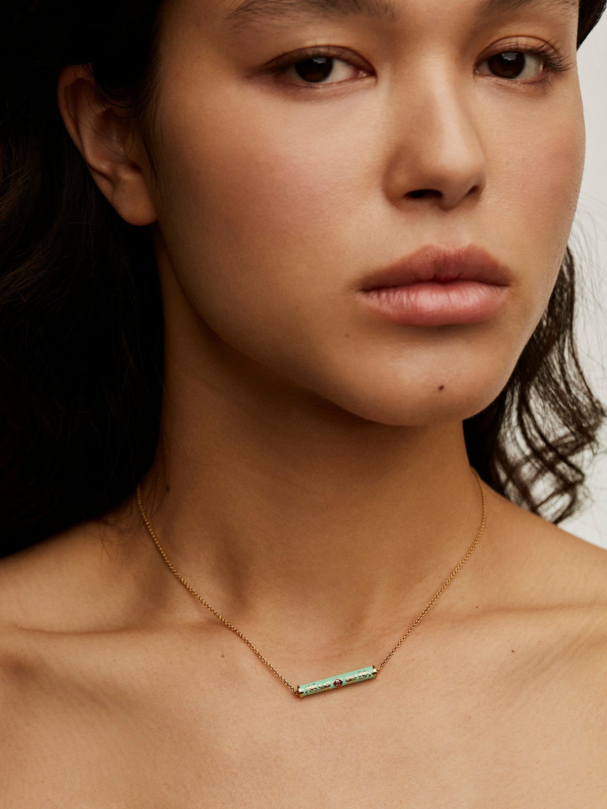 Collar de plata 925 bañada en oro amarillo de 18K con esmalte de colores y número cinco