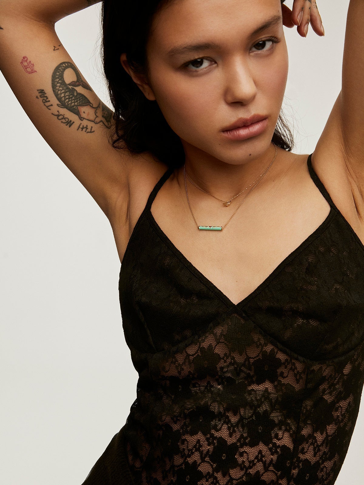 Collar de plata 925 bañada en oro amarillo de 18K con esmalte de colores y número cinco