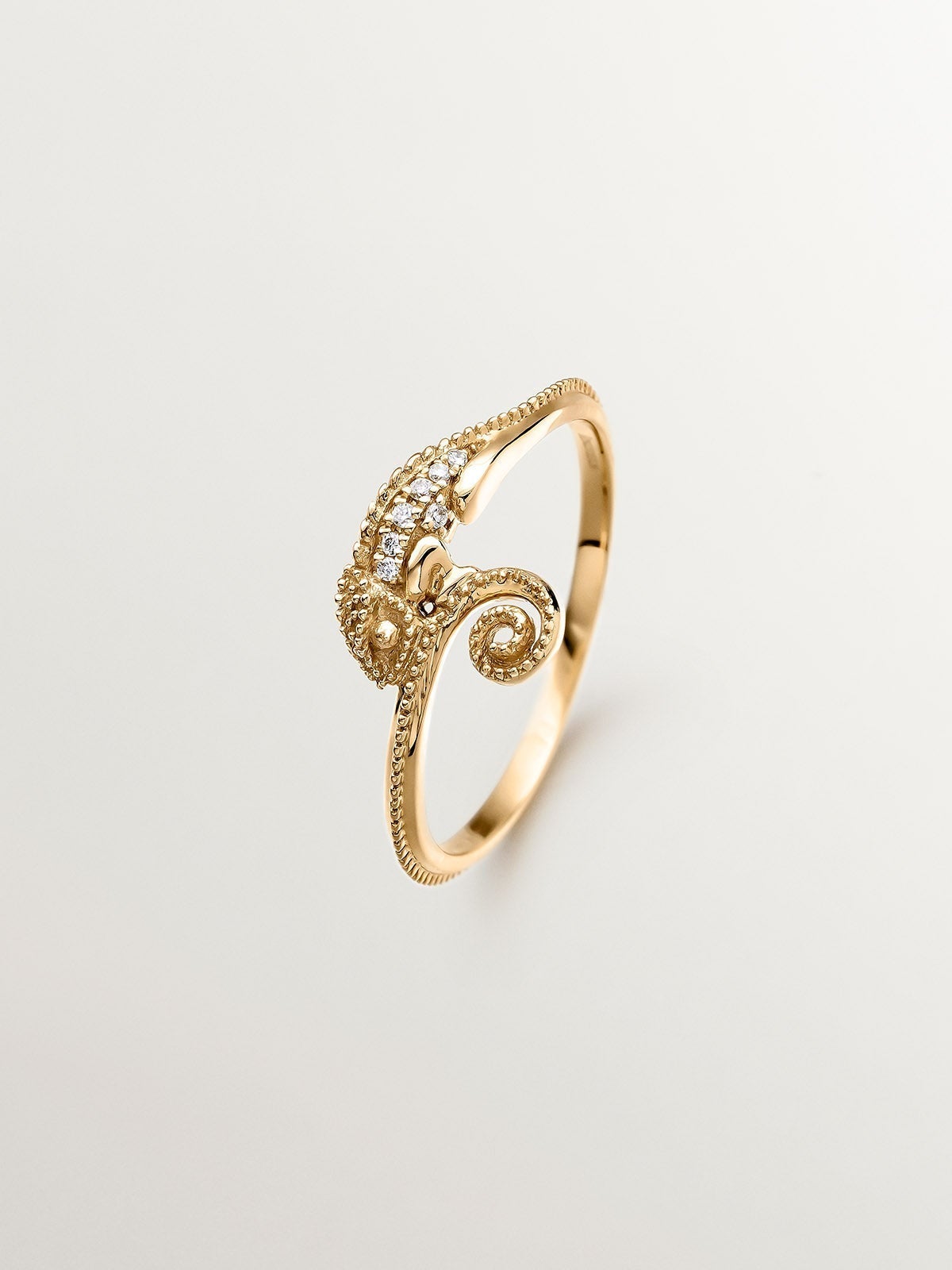 Anillo de oro amarillo de 18K con camaleón y diamantes