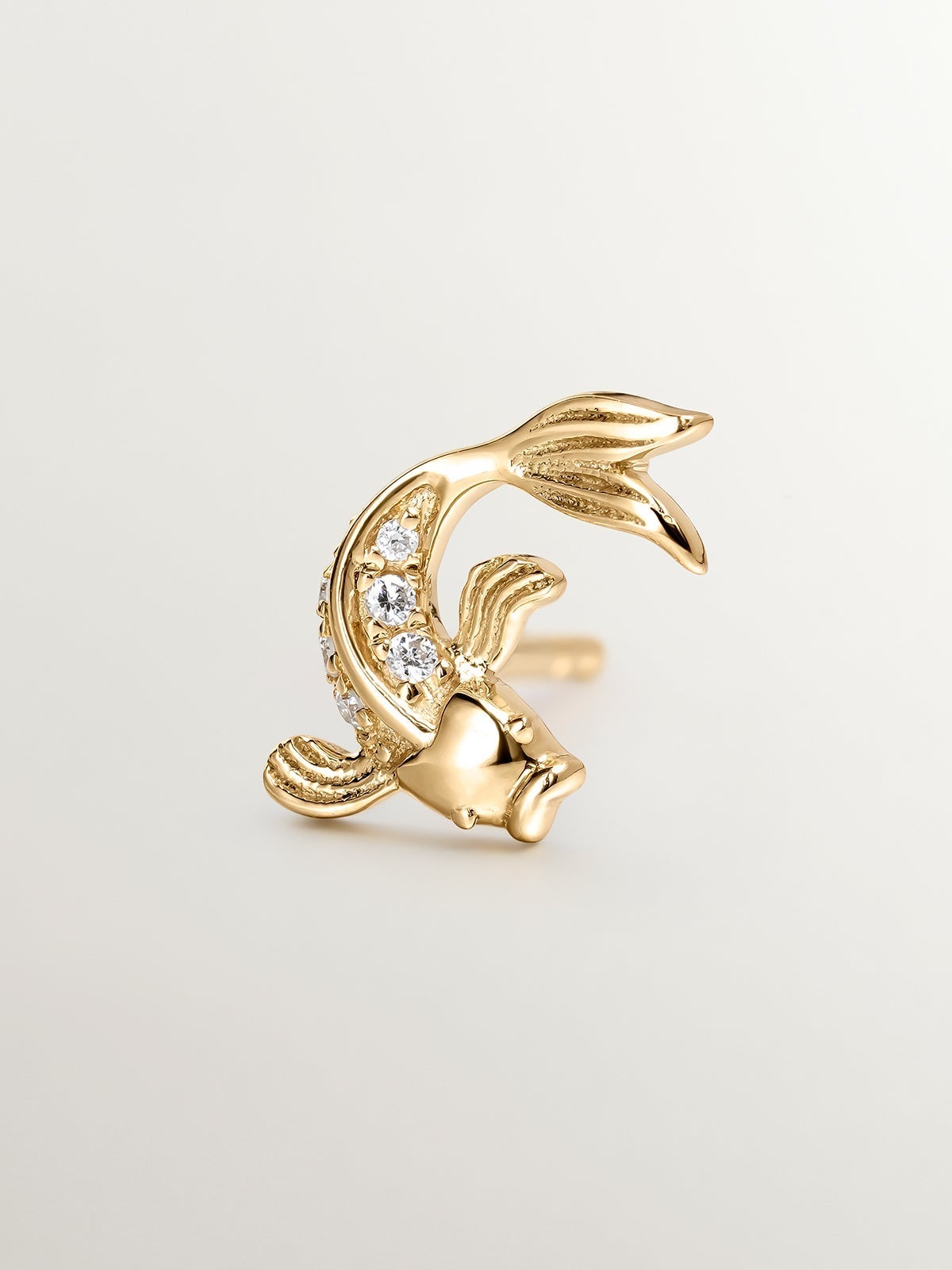 Pendiente individual de oro amarillo de 18K con diamantes con forma de pez
