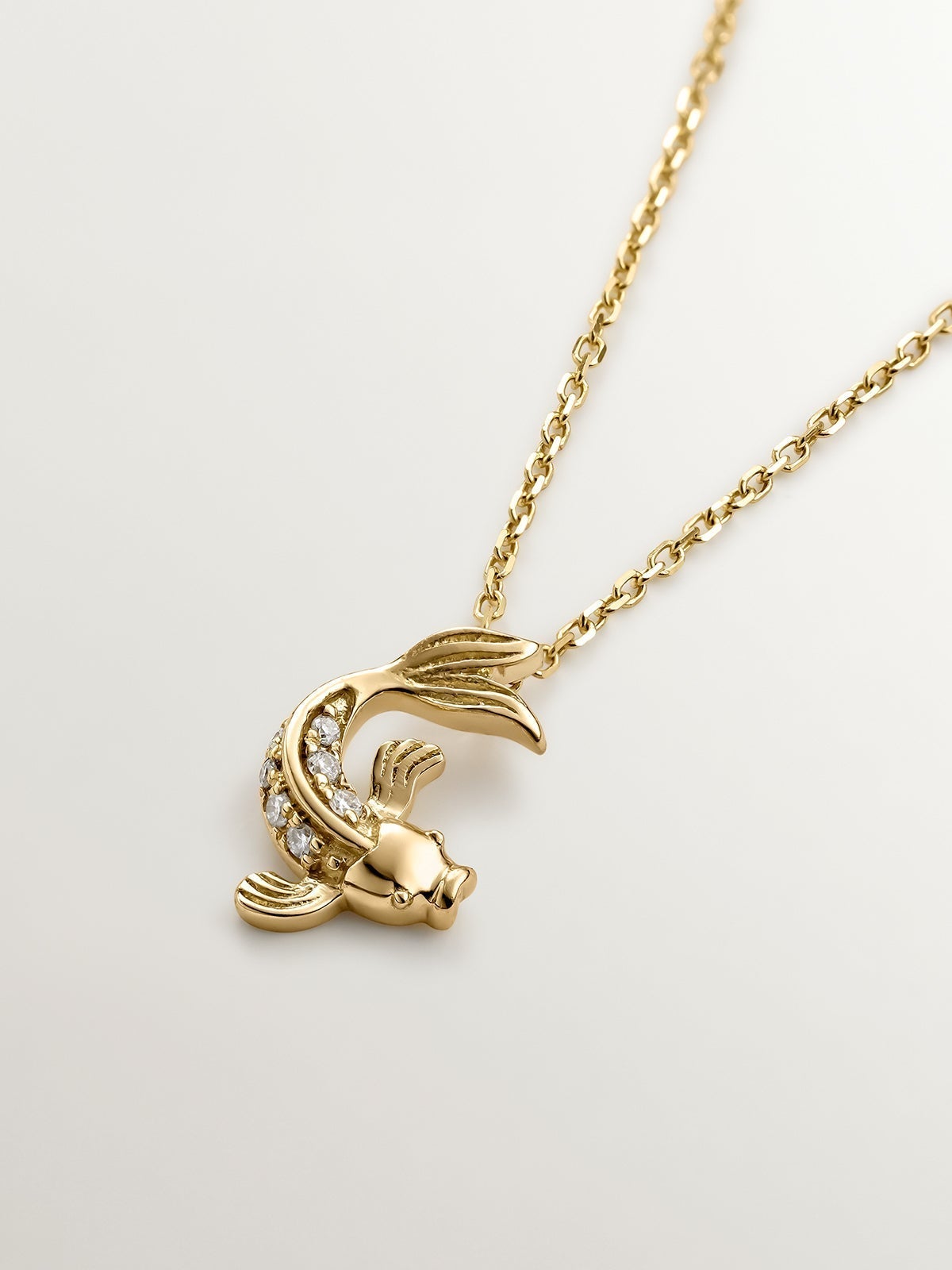 Colgante de oro amarillo de 18k con diamantes con forma de pez