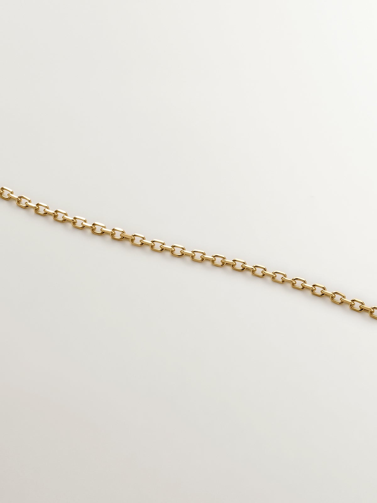 Colgante de oro amarillo de 18k con diamantes con forma de pez