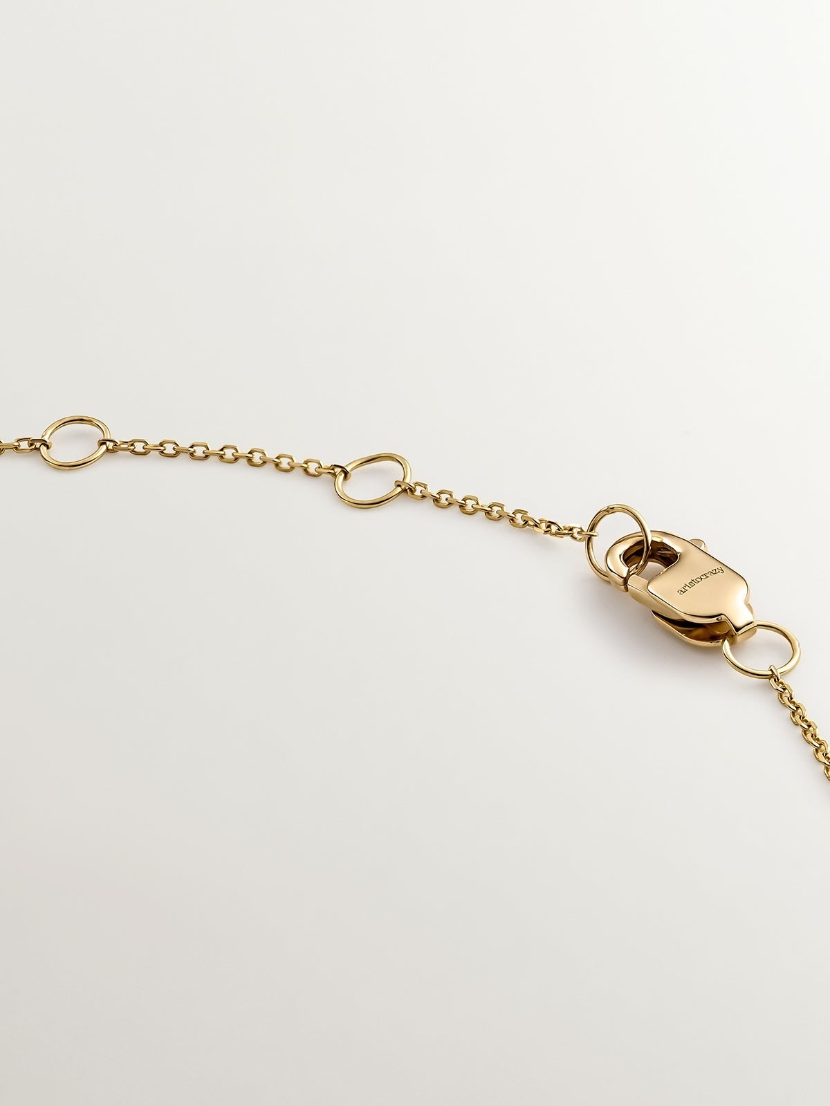 Colgante de oro amarillo de 18k con diamantes con forma de pez