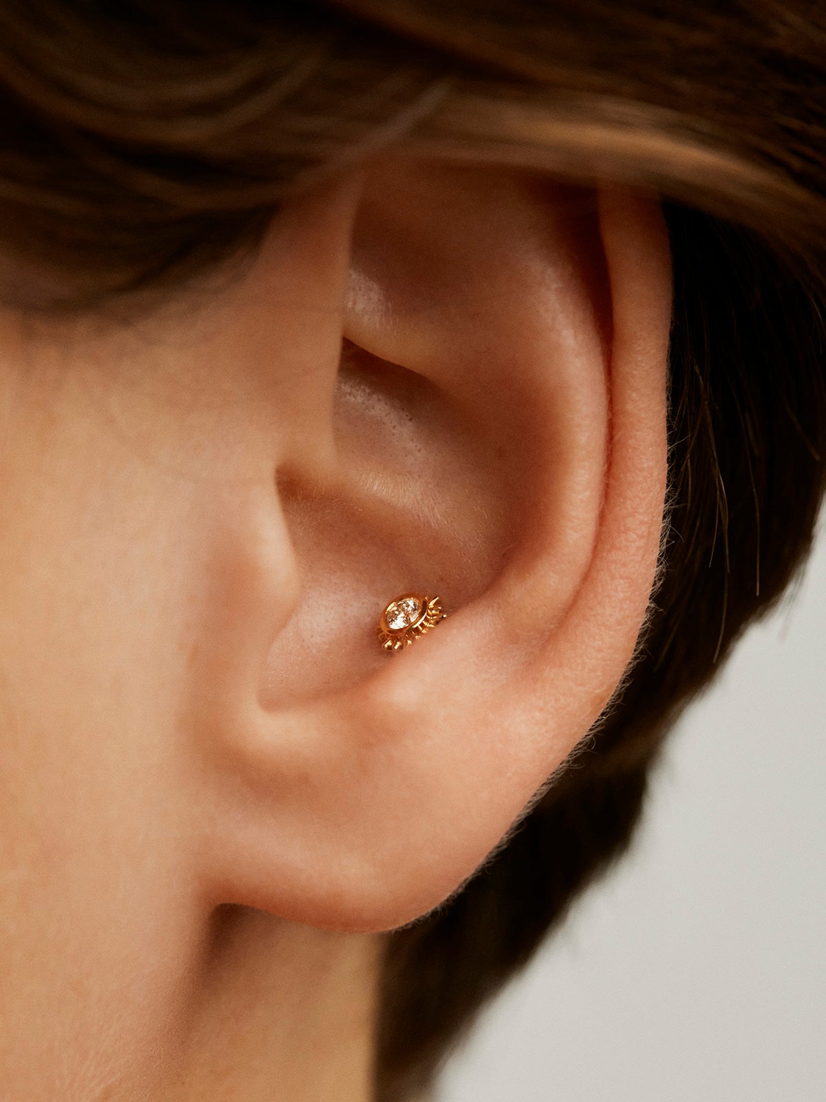 Piercing de oro amarillo de 18K con diamante