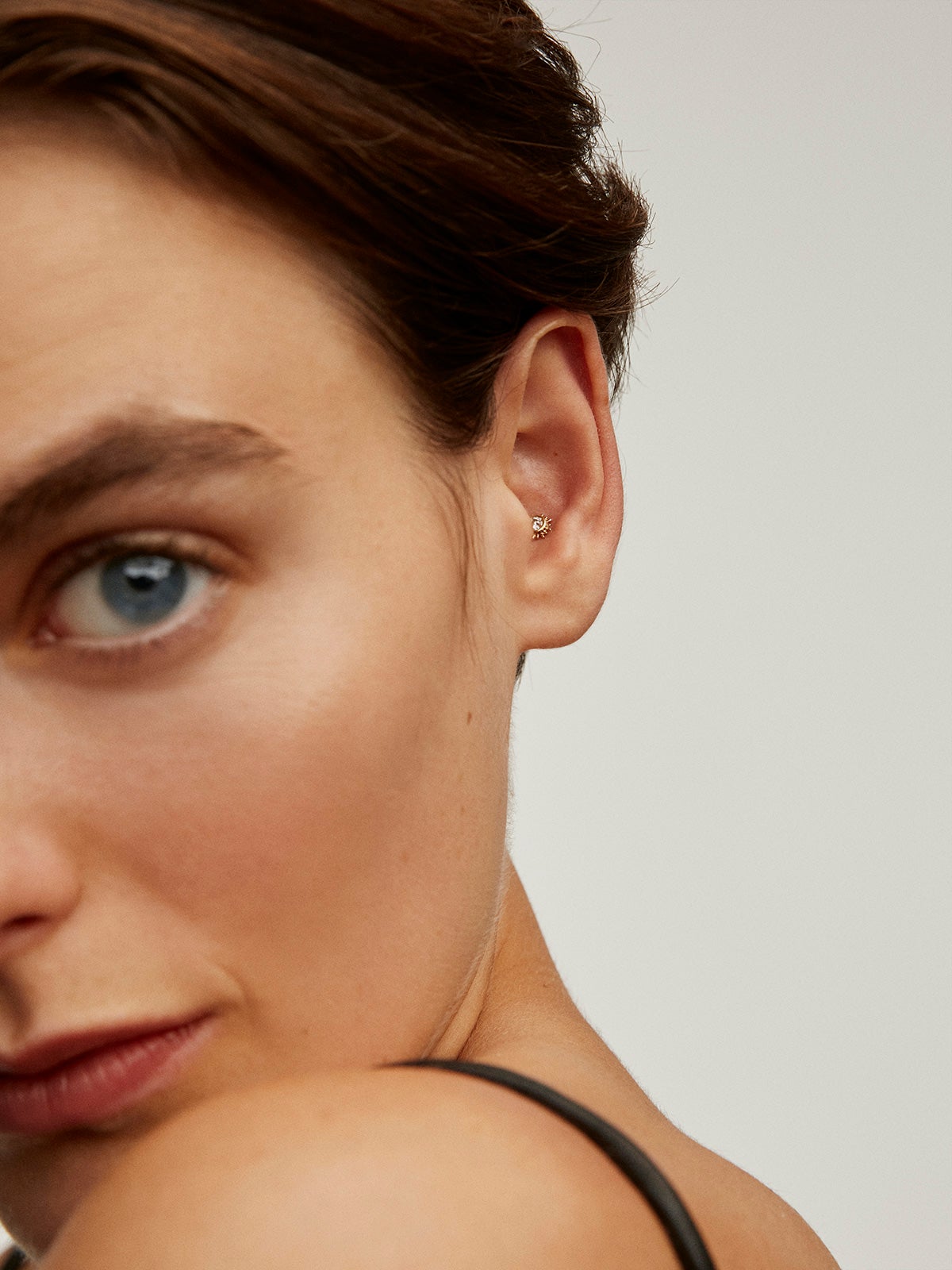 Piercing de oro amarillo de 18K con diamante