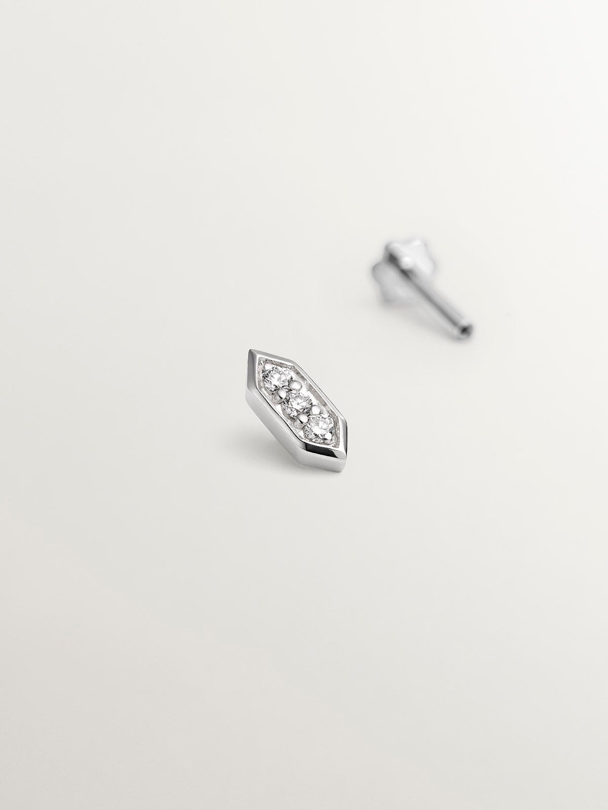 Piercing hexagonal de oro blanco de 18K con diamantes