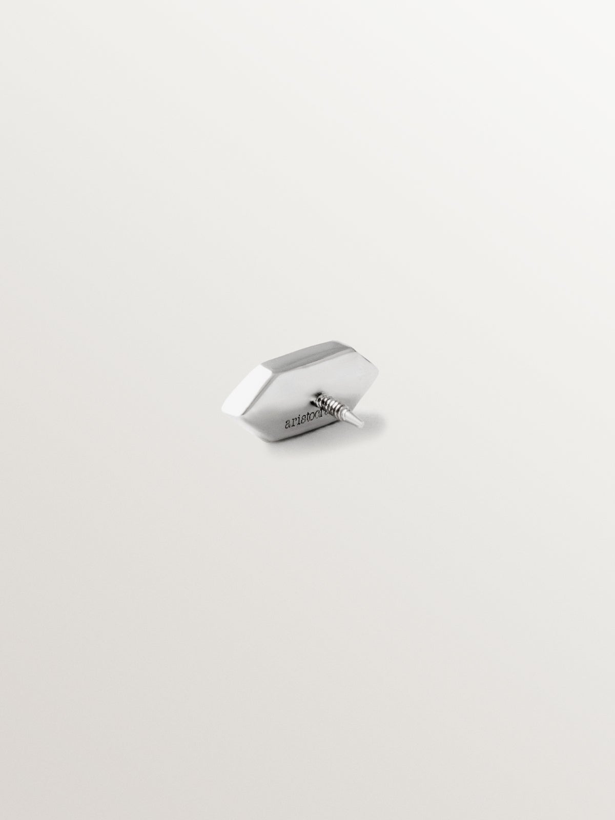 Piercing hexagonal de oro blanco de 18K con diamantes