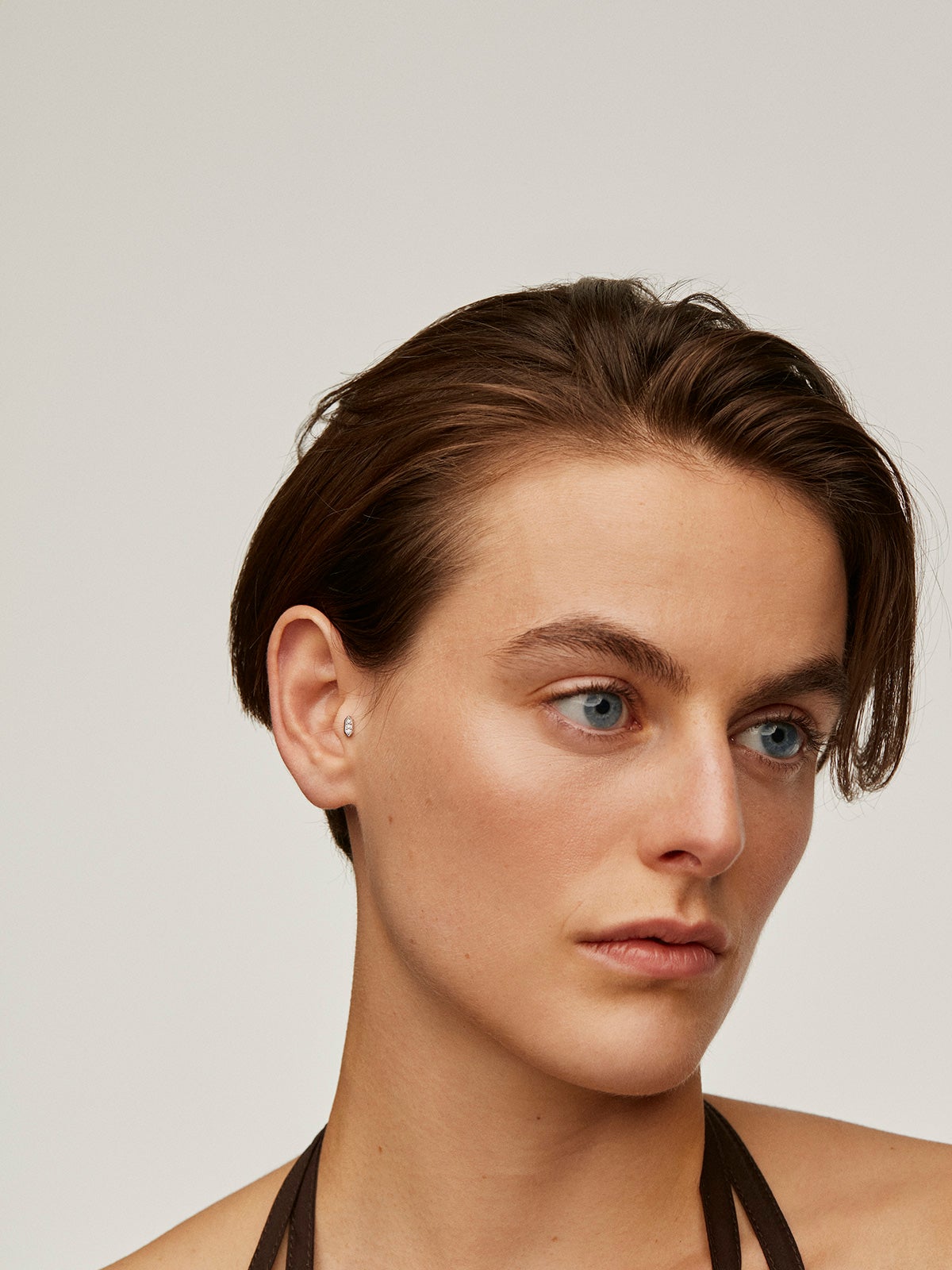 Piercing hexagonal de oro blanco de 18K con diamantes