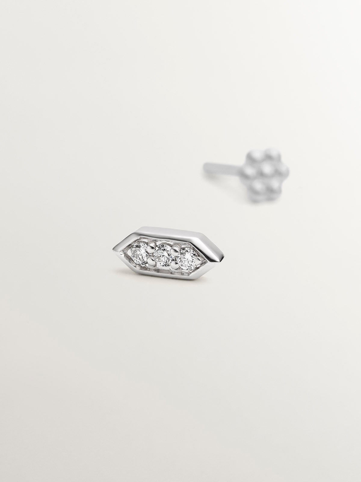 Piercing hexagonal de oro blanco de 18K con diamantes