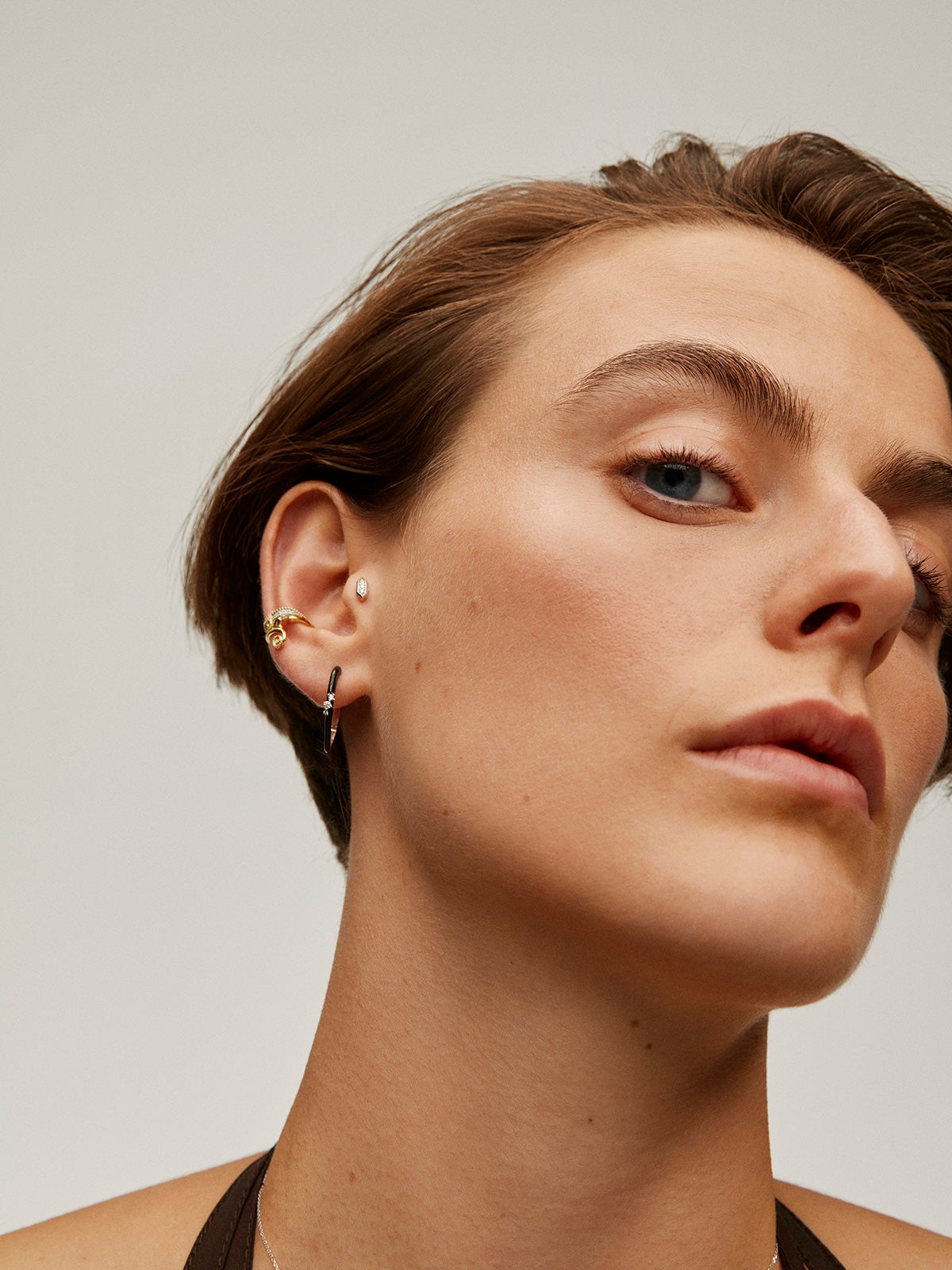 Piercing hexagonal de oro blanco de 18K con diamantes