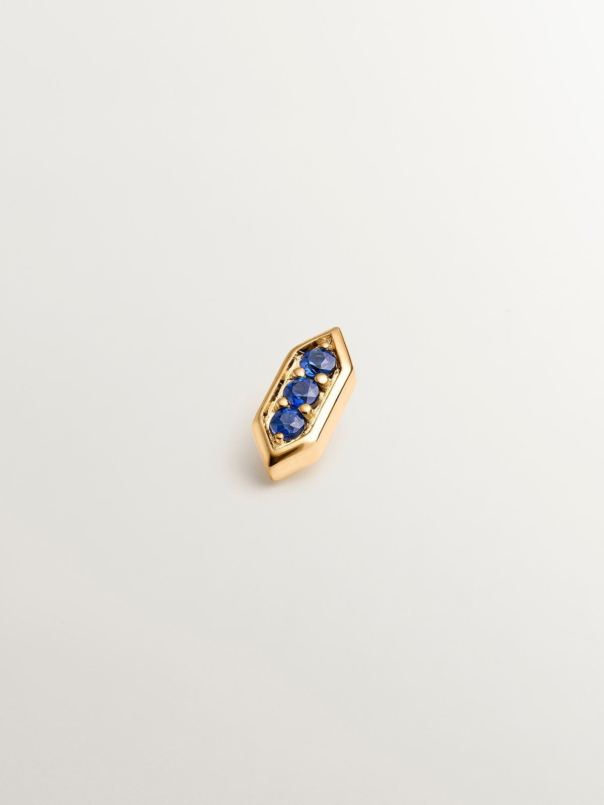 Piercing hexagonal de oro amarillo de 18k con zafiros azules