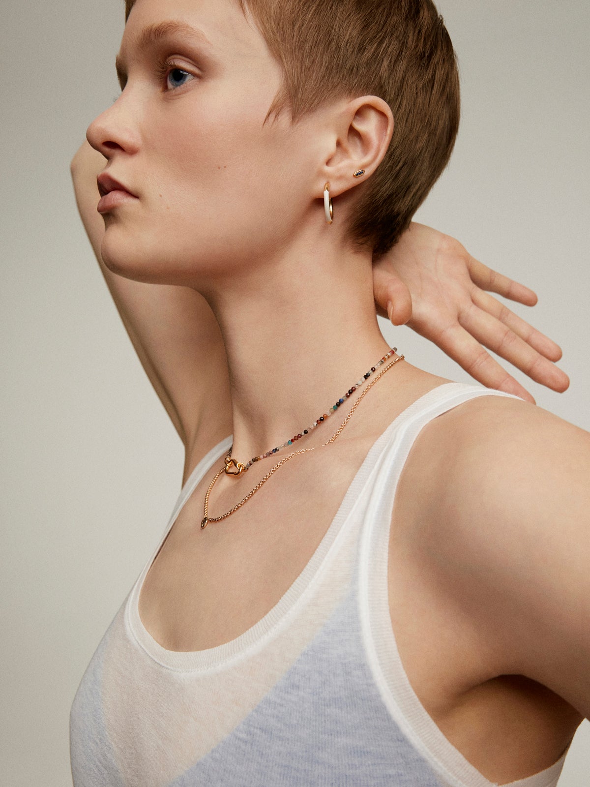 Piercing hexagonal de oro amarillo de 18k con zafiros azules