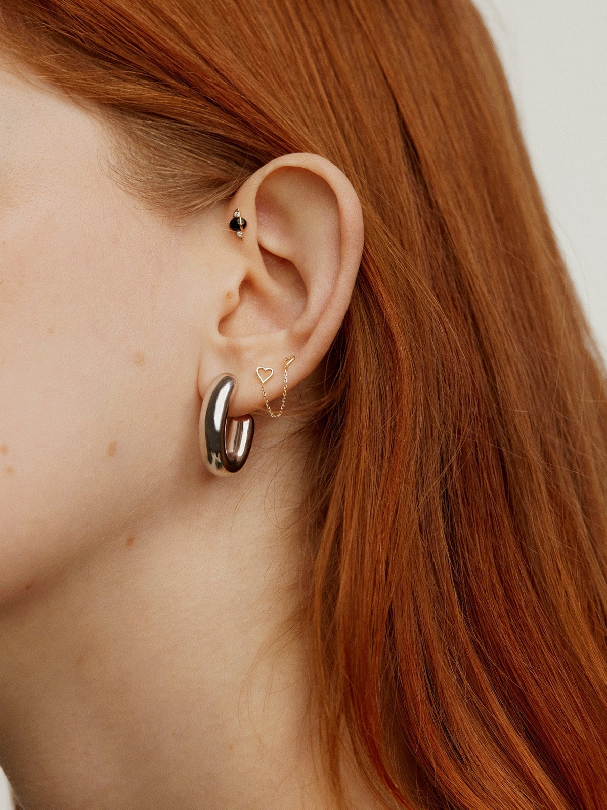 Piercing de oro amarillo de 18K con forma de escarabajo con ónix y diamantes