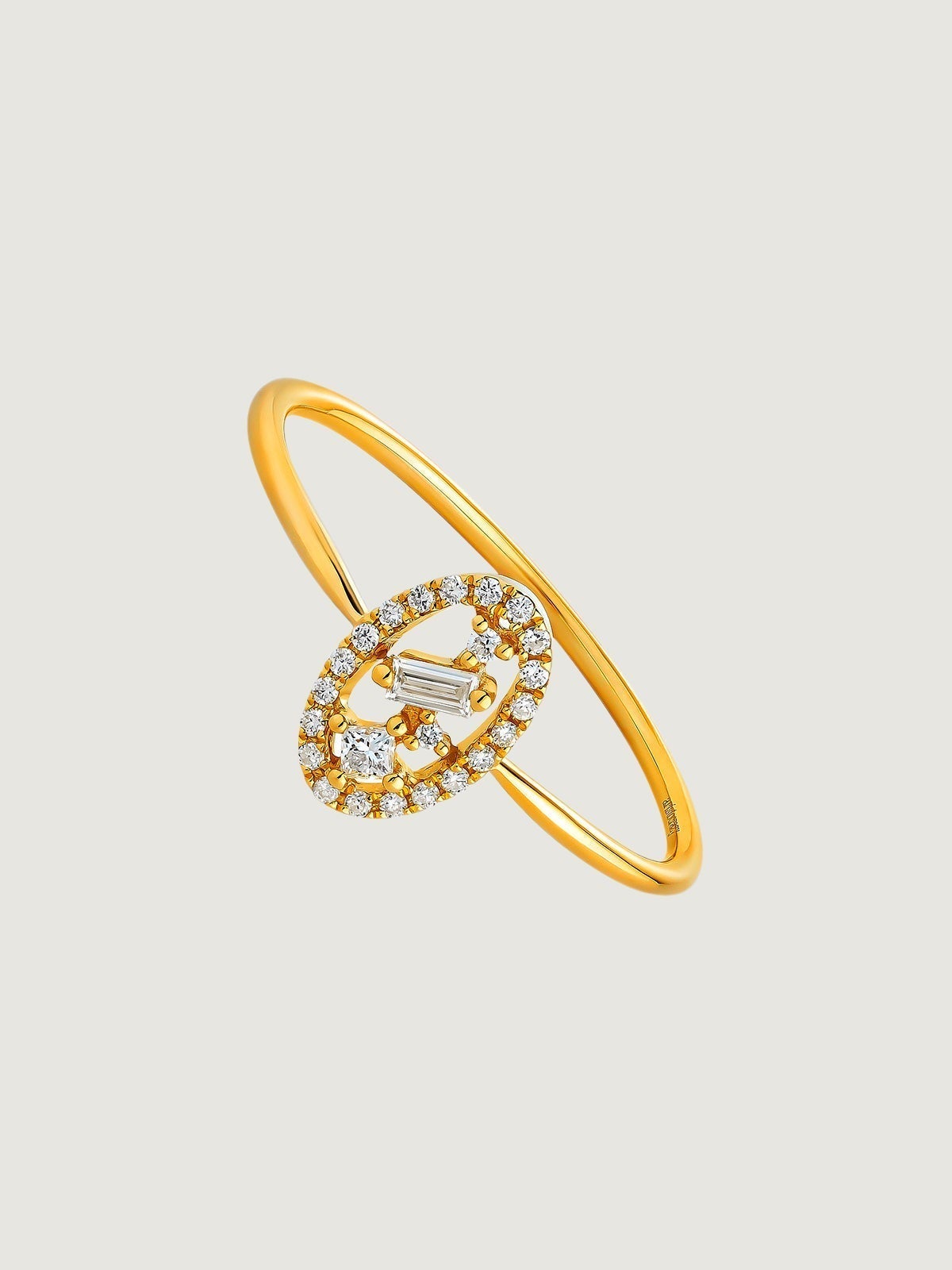 Bague ovale en or jaune 18kt avec des diamants et une bordure de diamants