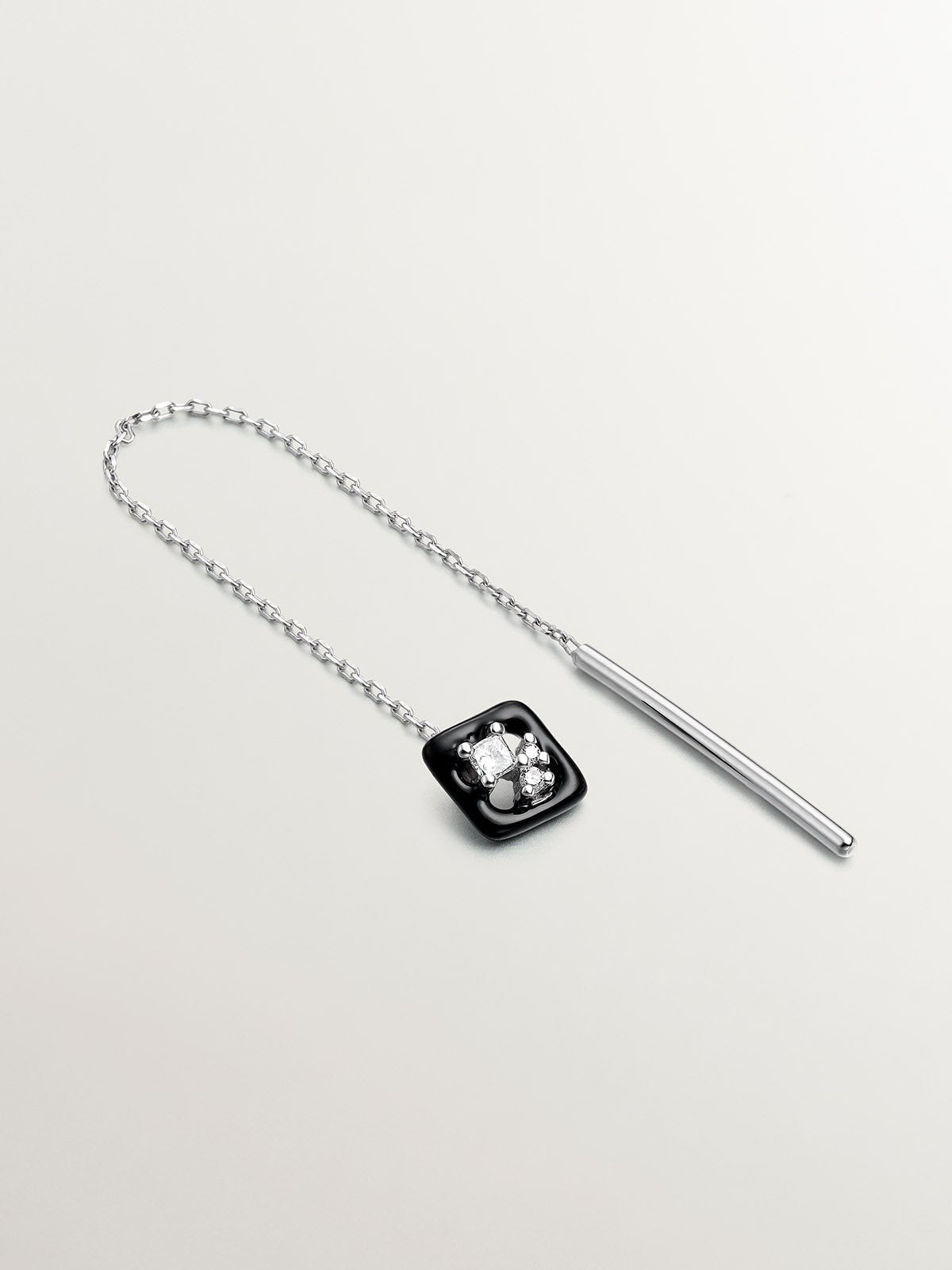Pendiente individual de cadena de oro blanco de 18K con diamantes y esmalte negro