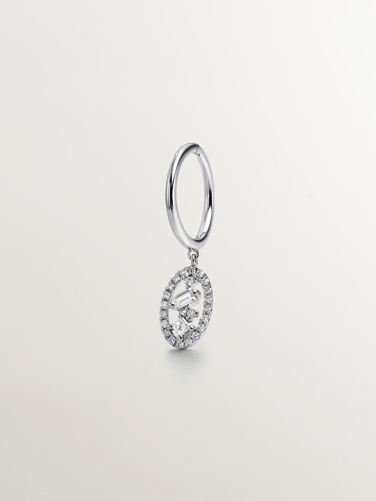 Pendiente individual de oro blanco de 18K con diamantes