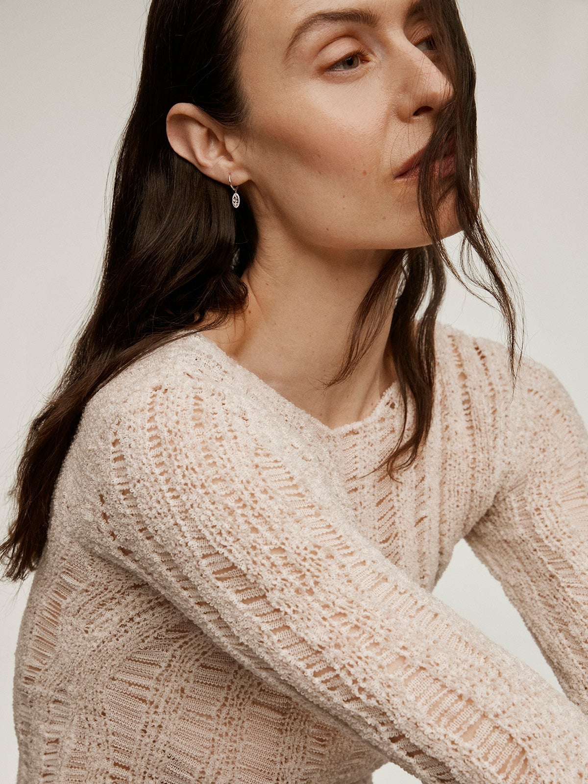 Pendiente individual de oro blanco de 18K con diamantes