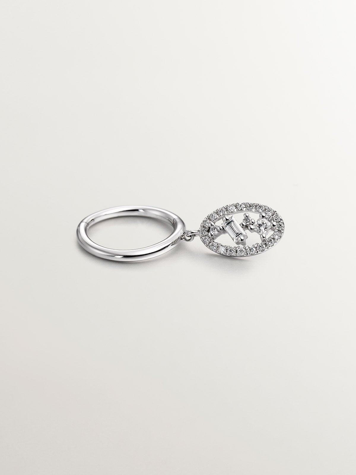 Pendiente individual de oro blanco de 18K con diamantes