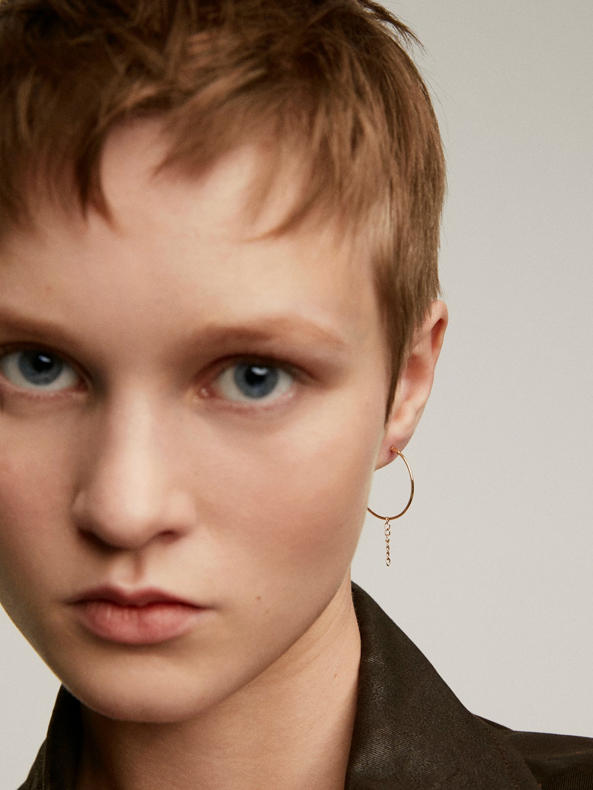 Pendiente individual de aro de oro amarillo de 9K con cadena