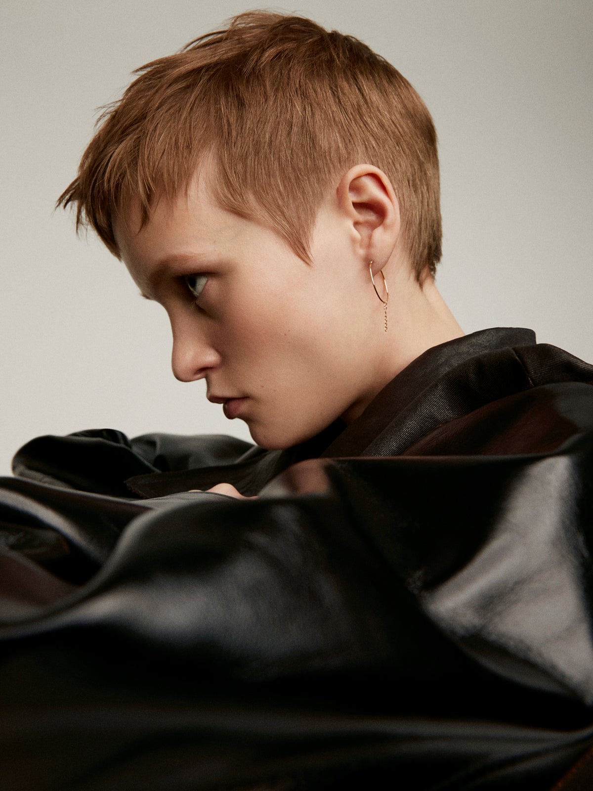 Pendiente individual de aro de oro amarillo de 9K con cadena