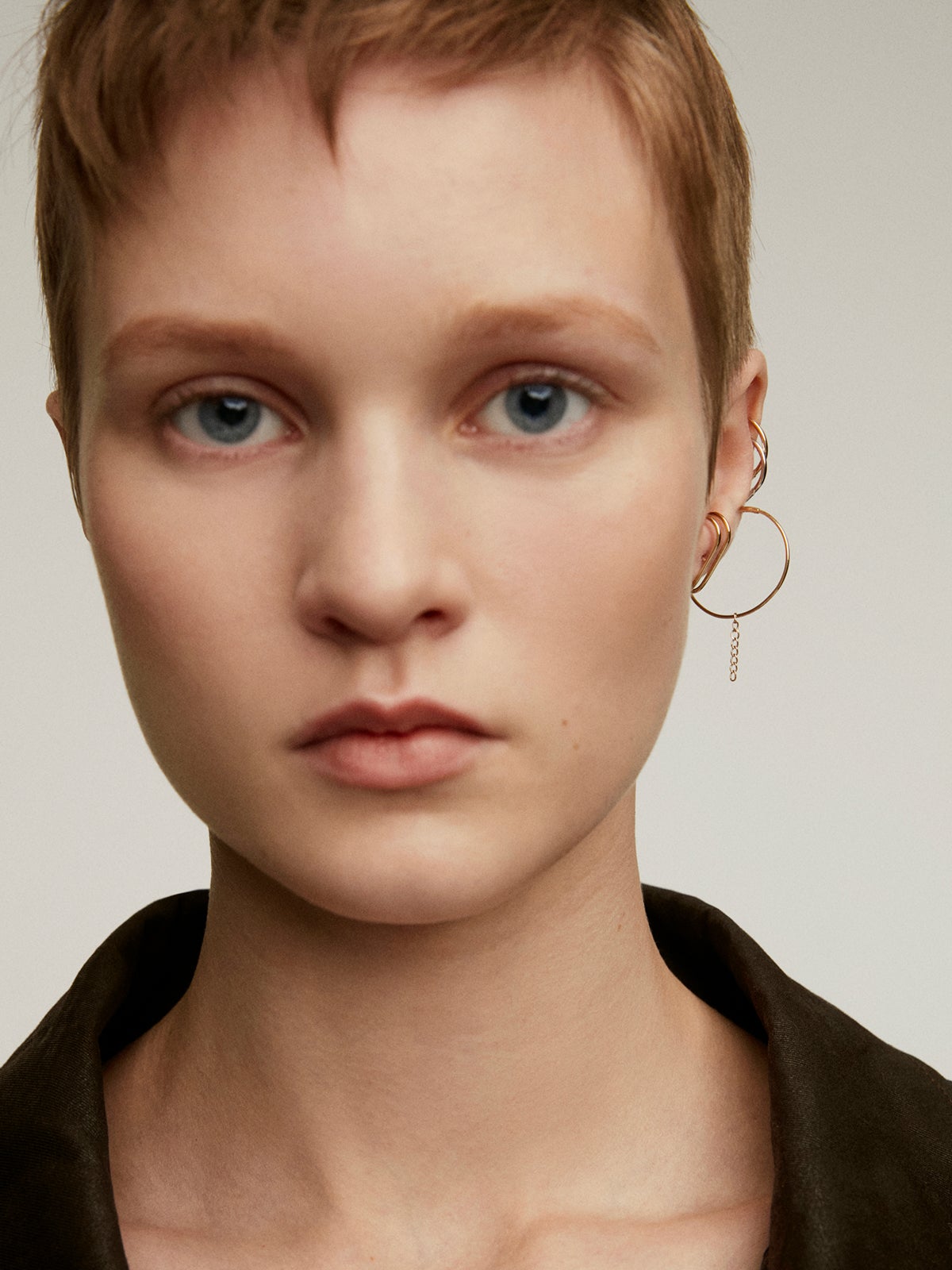 Pendiente individual de aro de oro amarillo de 9K con cadena