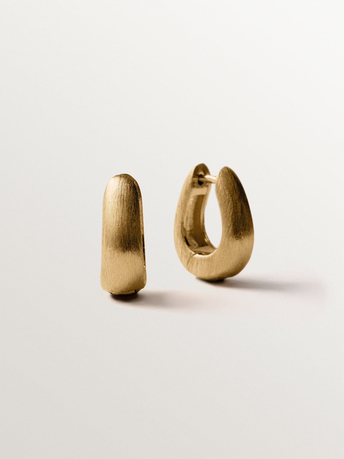 Pendientes de aro de plata 925 bañada en oro amarillo de 18K con forma ovalada