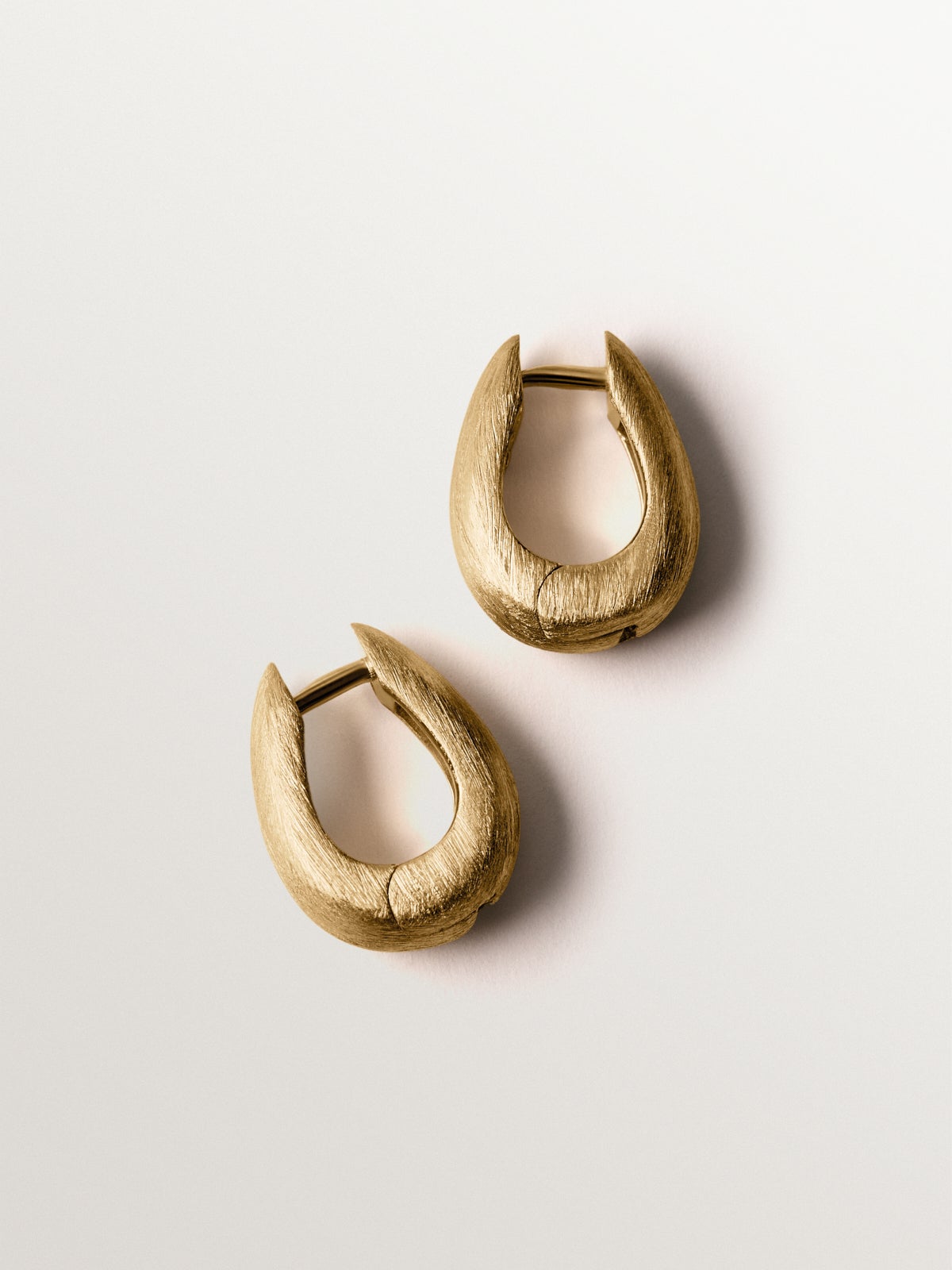 Pendientes de aro de plata 925 bañada en oro amarillo de 18K con forma ovalada