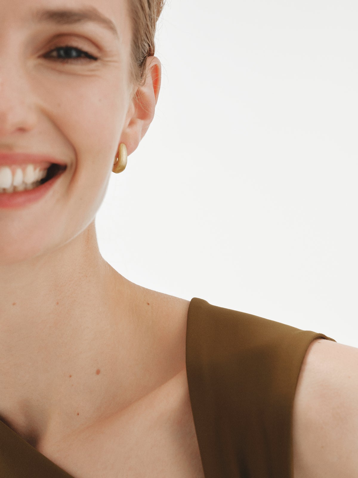 Pendientes de aro de plata 925 bañada en oro amarillo de 18K con forma ovalada