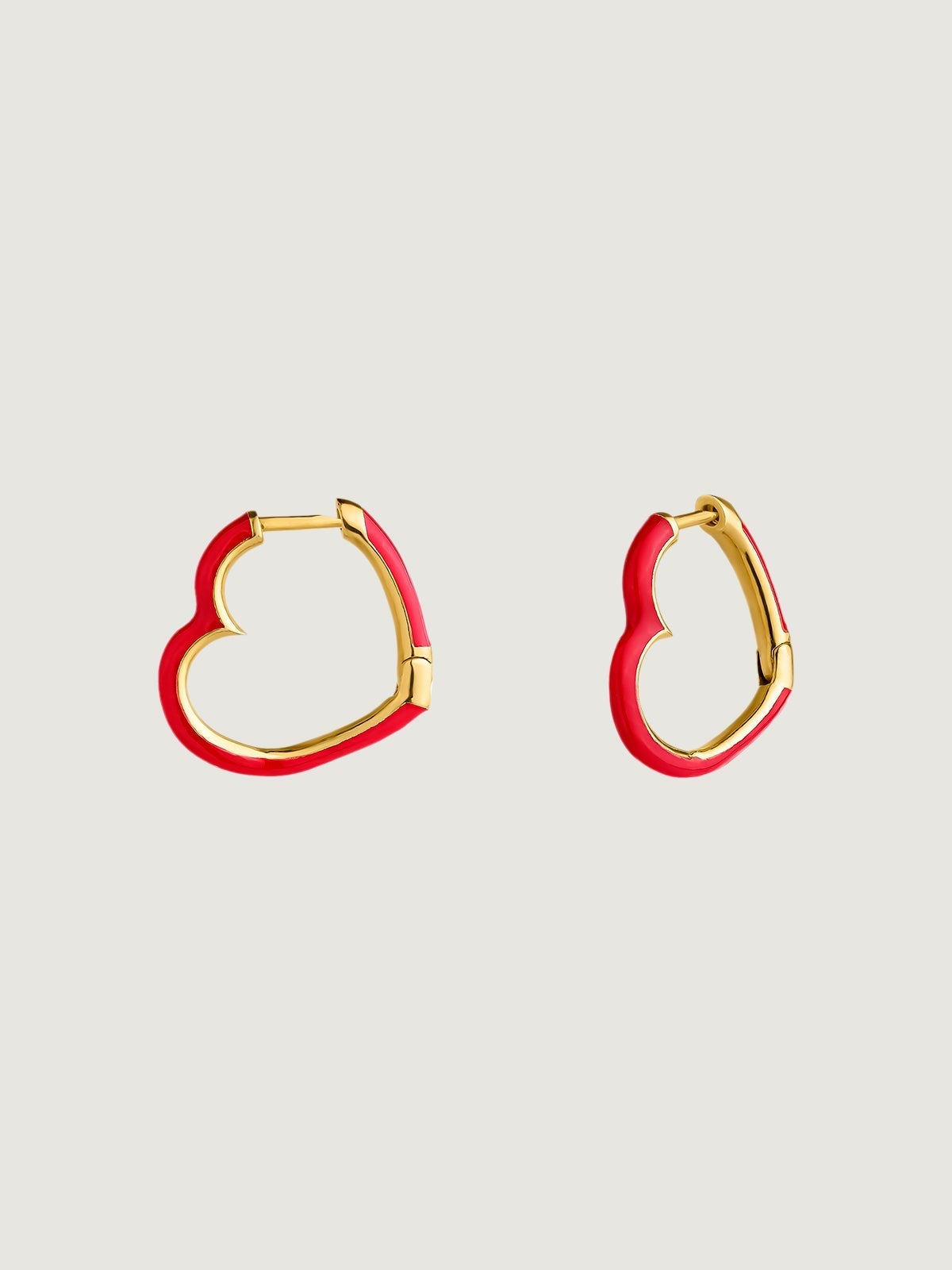 Pendientes de aro medianos de plata 925 bañada en oro amarillo de 18K con forma de corazón y esmalte rojo