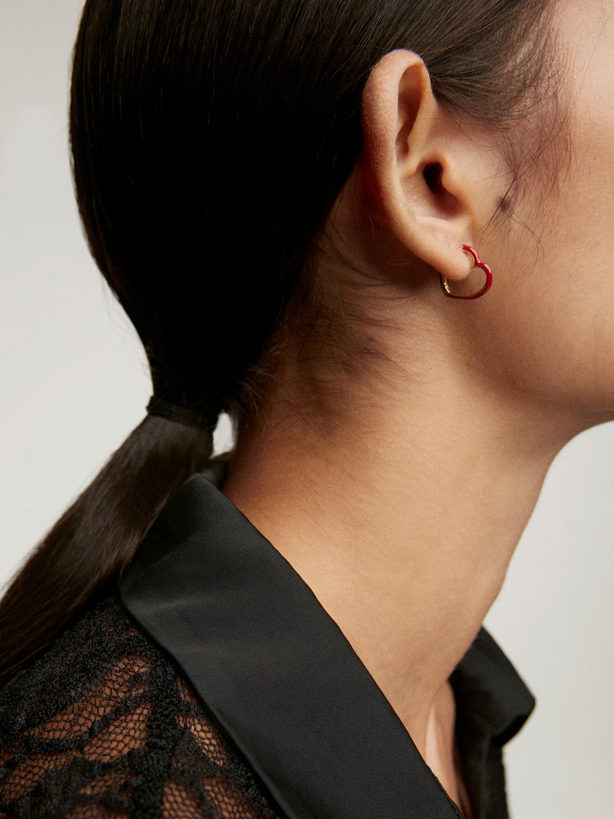 Pendientes de aro medianos de plata 925 bañada en oro amarillo de 18K con forma de corazón y esmalte rojo