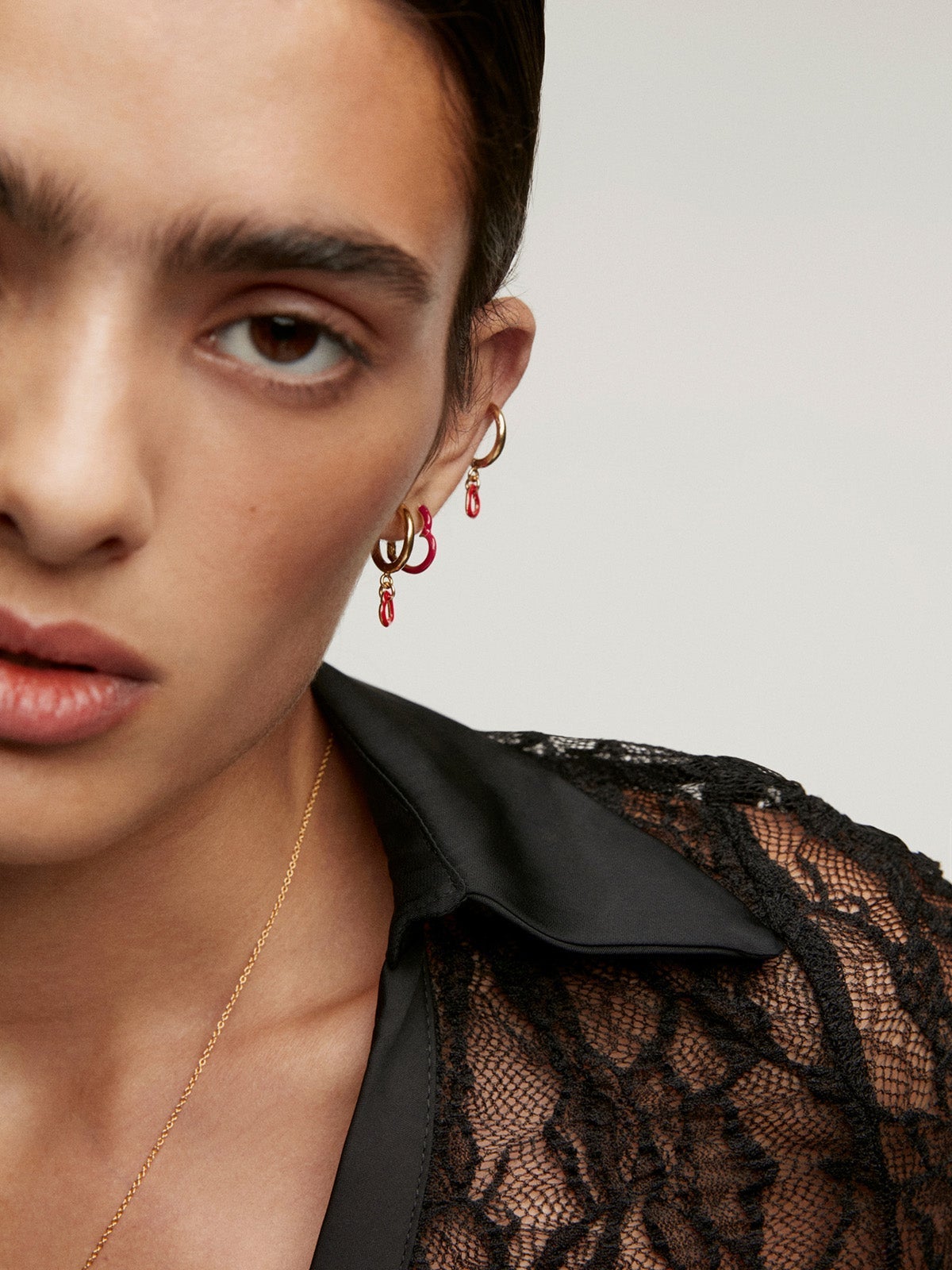 Pendientes de aro medianos de plata 925 bañada en oro amarillo de 18K con forma de corazón y esmalte rojo