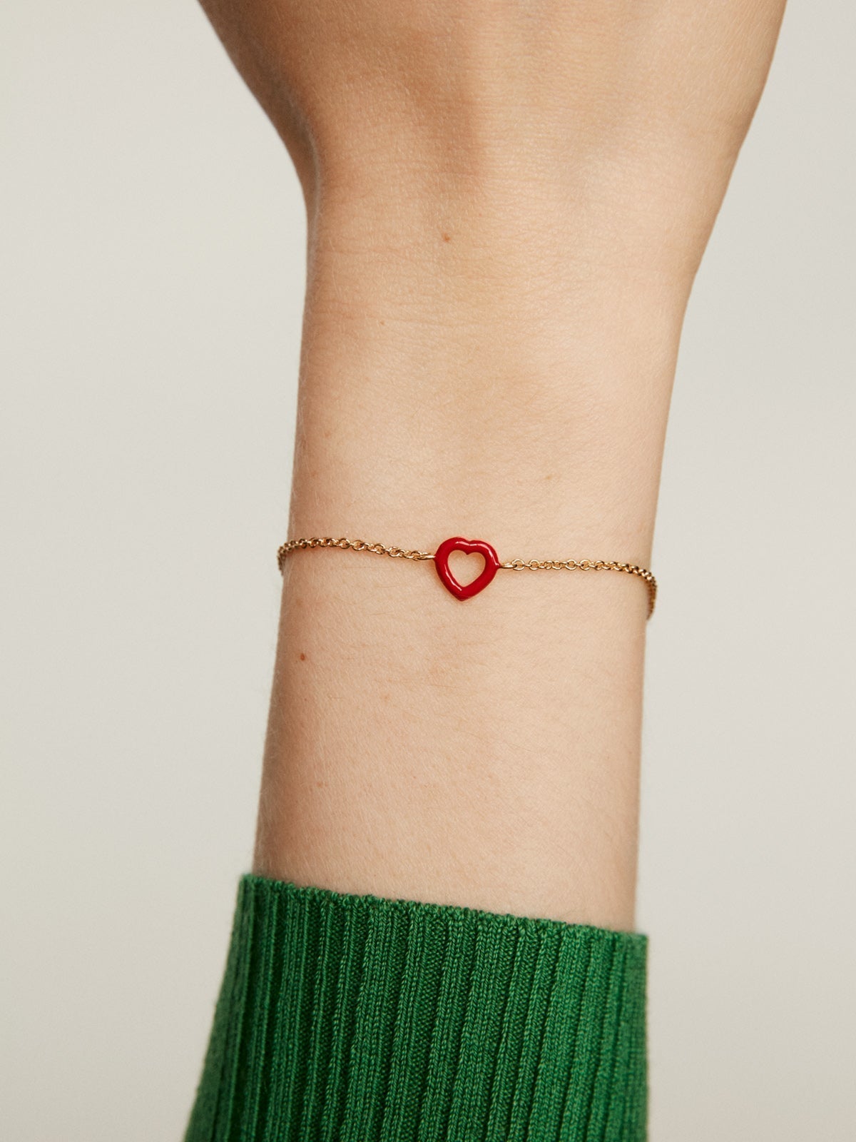 Pulsera de plata 925 bañada en oro amarillo de 18K con corazón de esmalte rojo