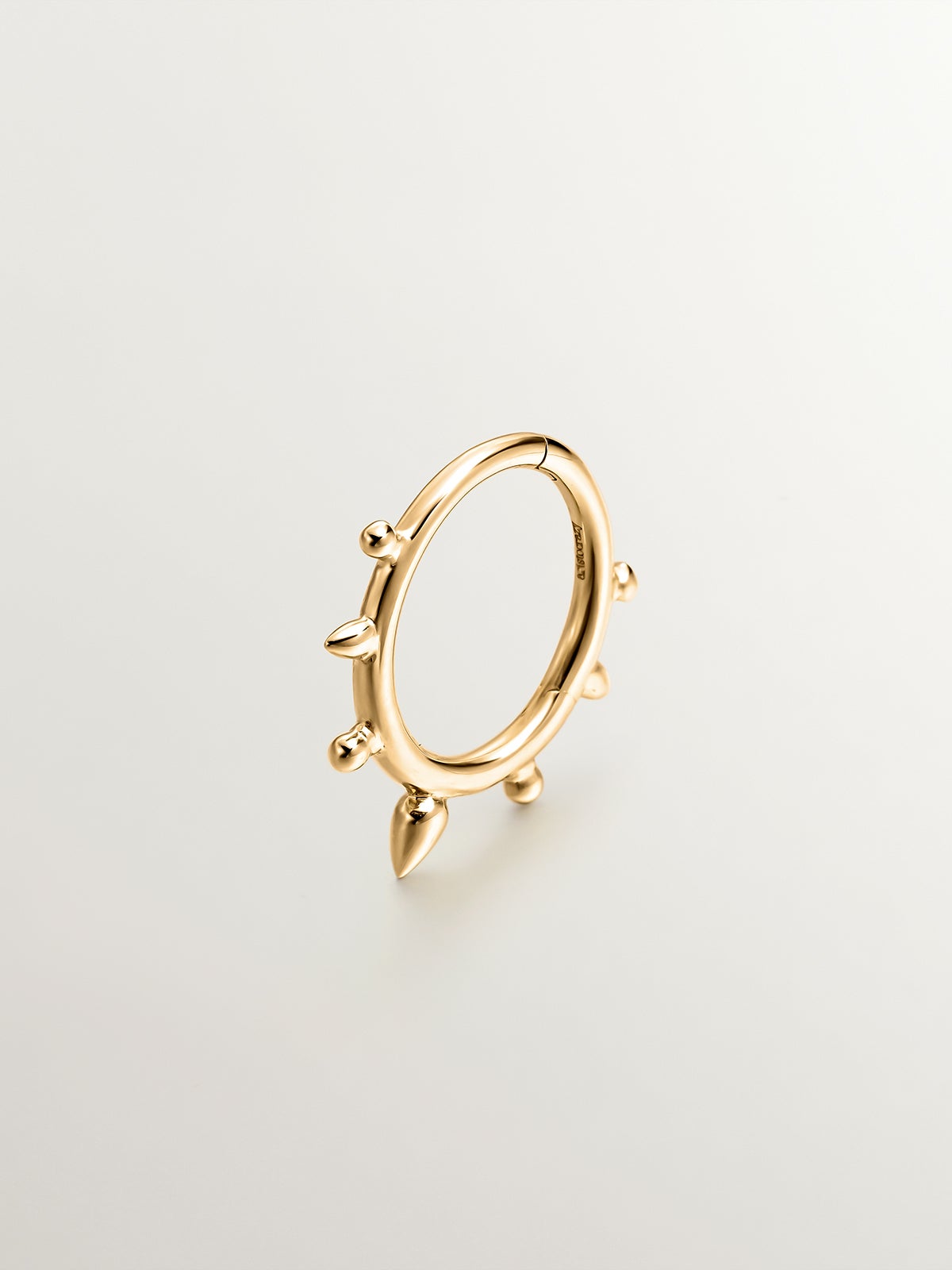 Pendiente individual de aro de ro amarillo de 9K con pinchos