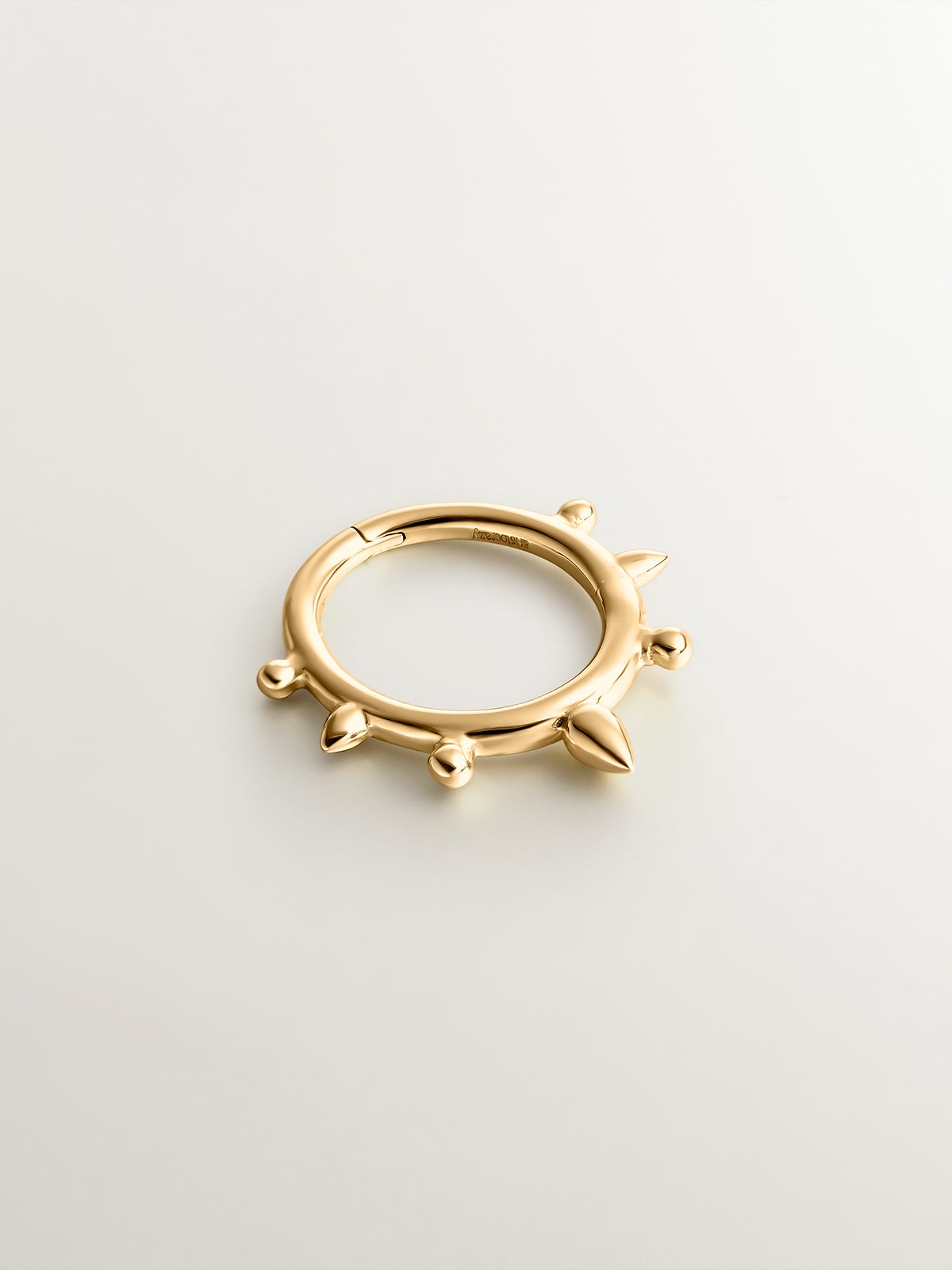 Pendiente individual de aro de ro amarillo de 9K con pinchos