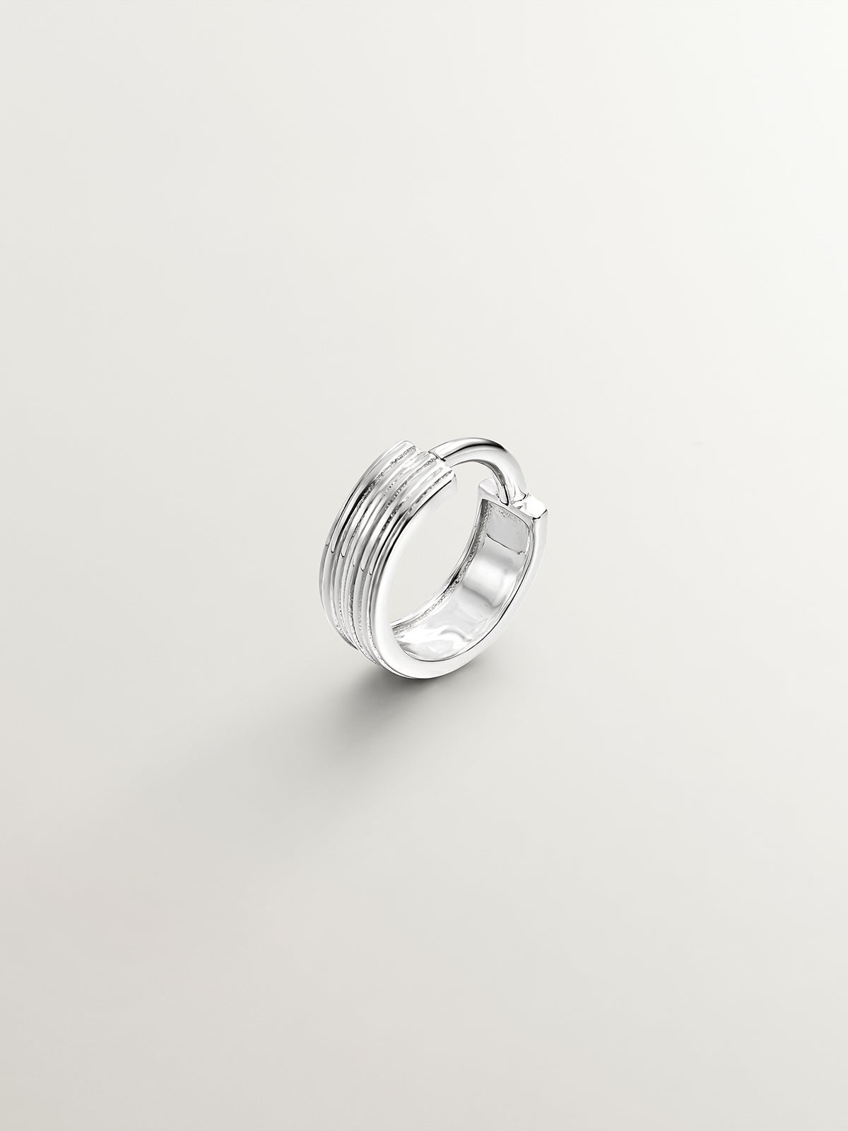 Pendiente individual de aro ancho de oro blanco de 9K con textura