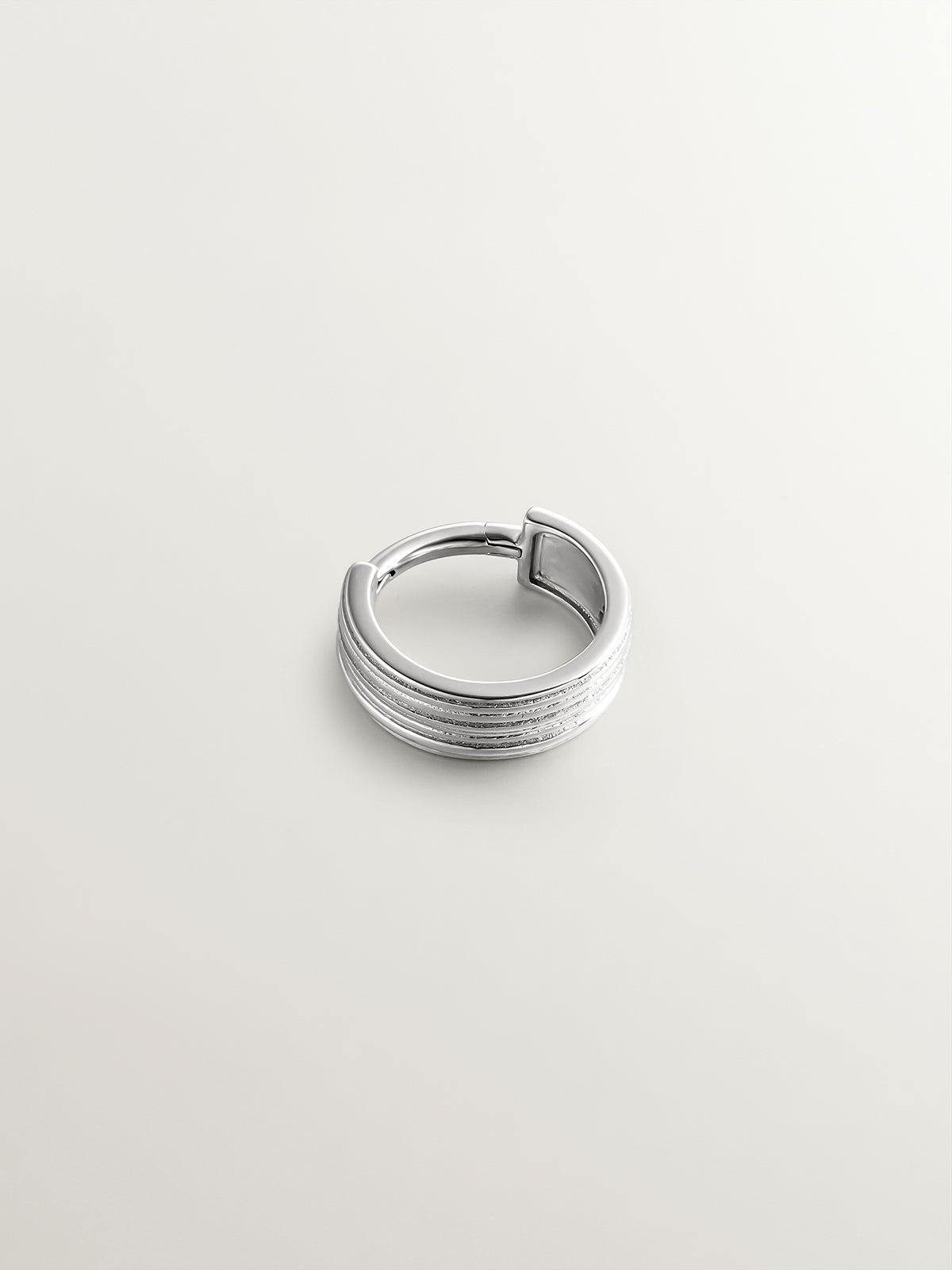Pendiente individual de aro ancho de oro blanco de 9K con textura
