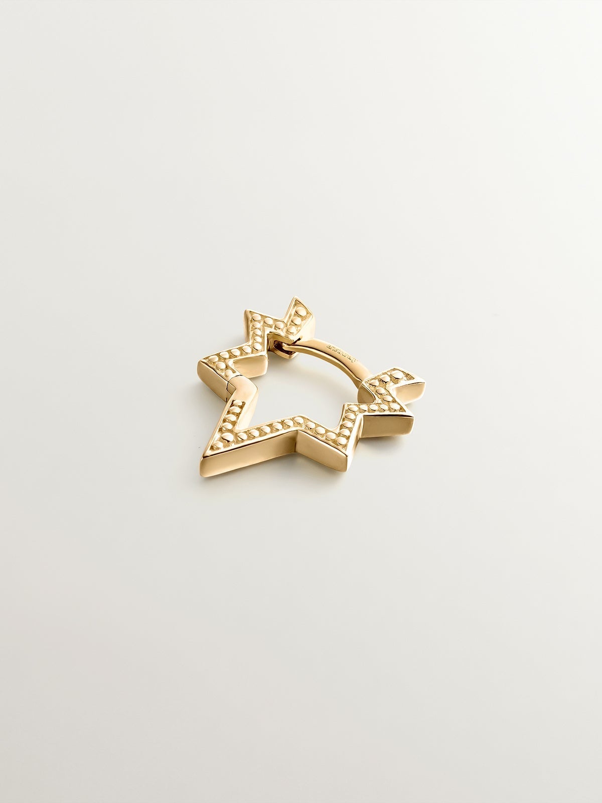 Pendiente individual de oro amarillo de 9K con forma de estrella