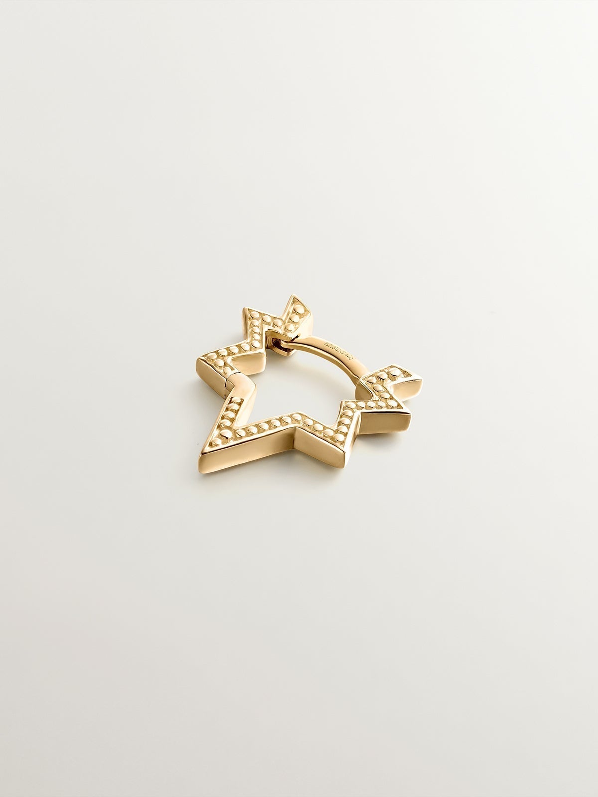 Pendiente individual de oro amarillo de 9K con forma de estrella