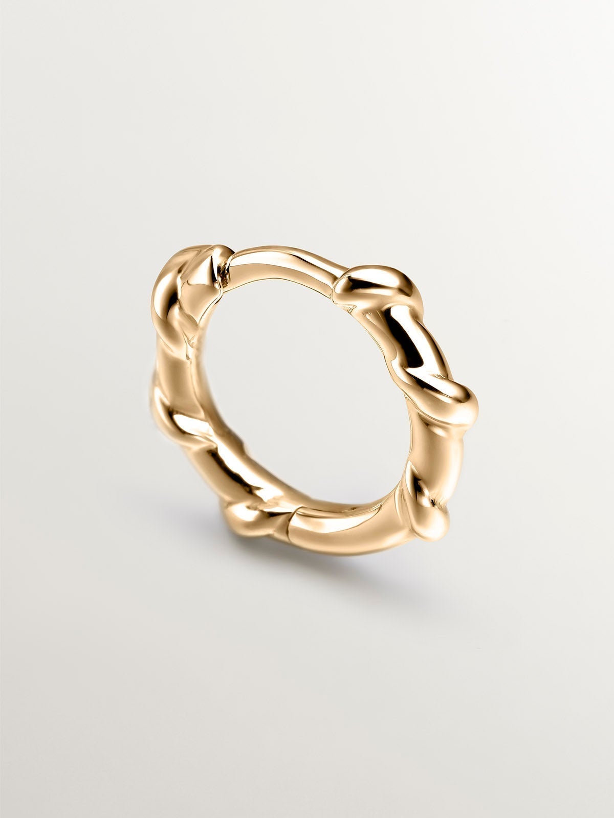 Pendiente individual de oro amarillo de 9K con relieve