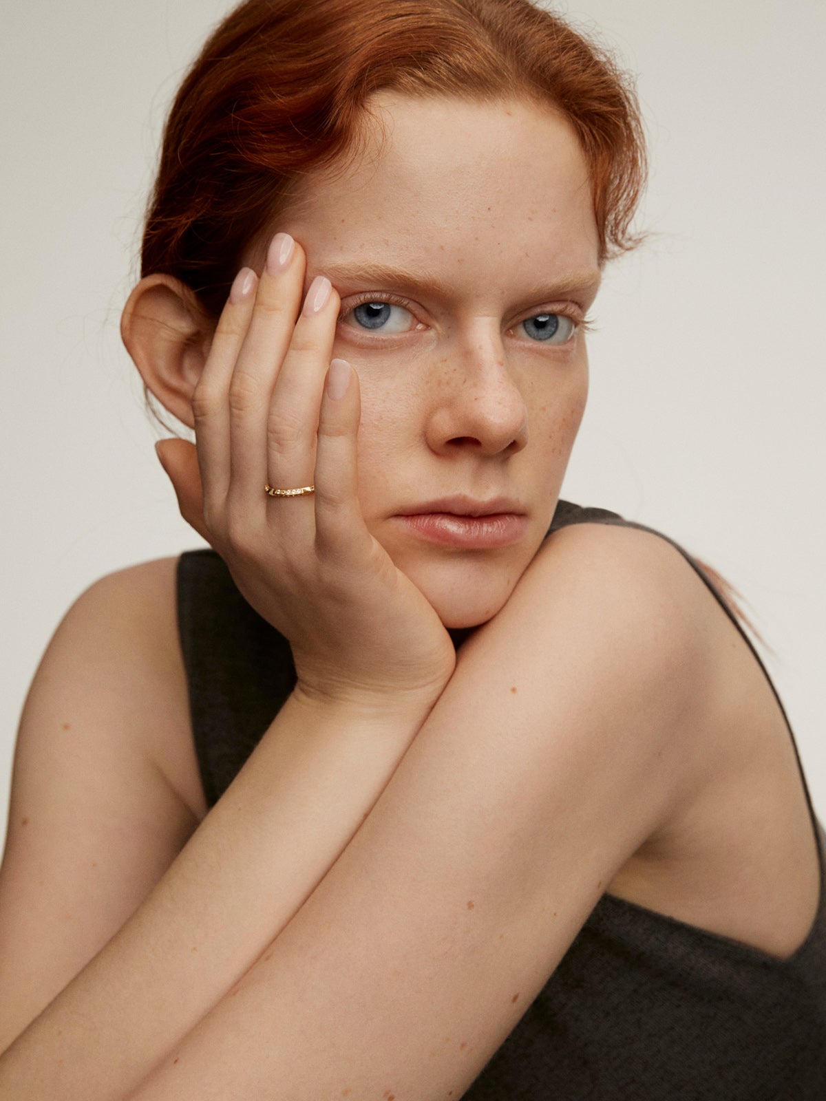 Anillo de plata 925 bañada en oro amarillo de 18K con topacios blancos