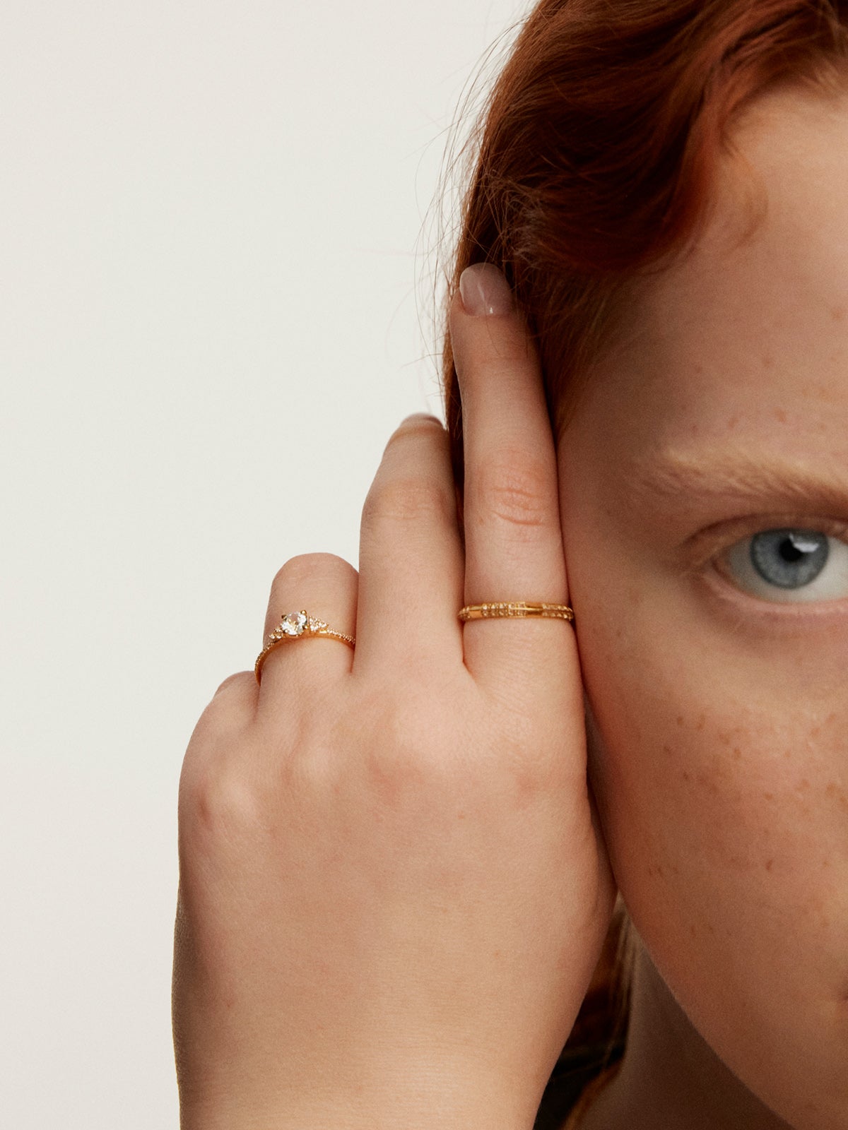 Anillo de plata 925 bañada en oro amarillo de 18K con topacios blancos