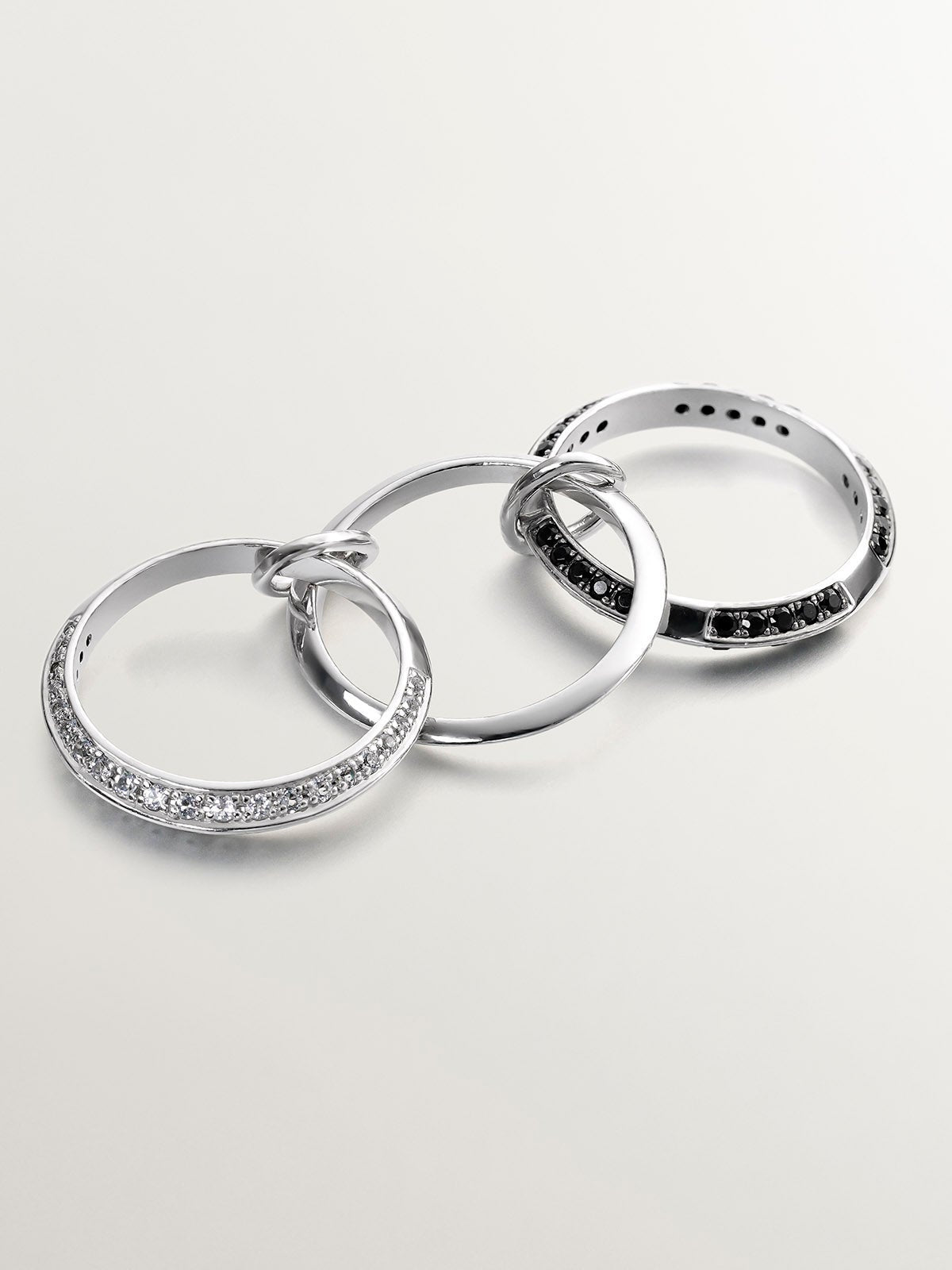 Anillo triple de plata 925 con topacios blancos y espinelas negras