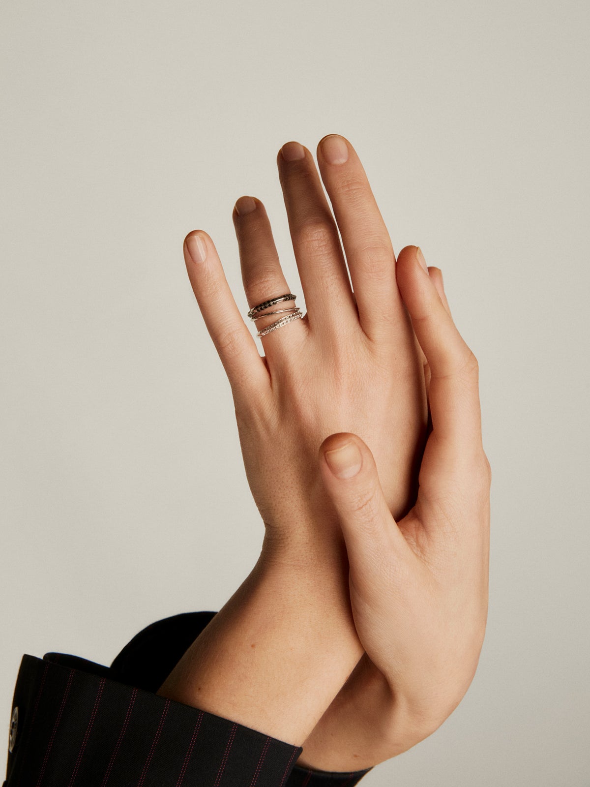 Anillo triple de plata 925 con topacios blancos y espinelas negras