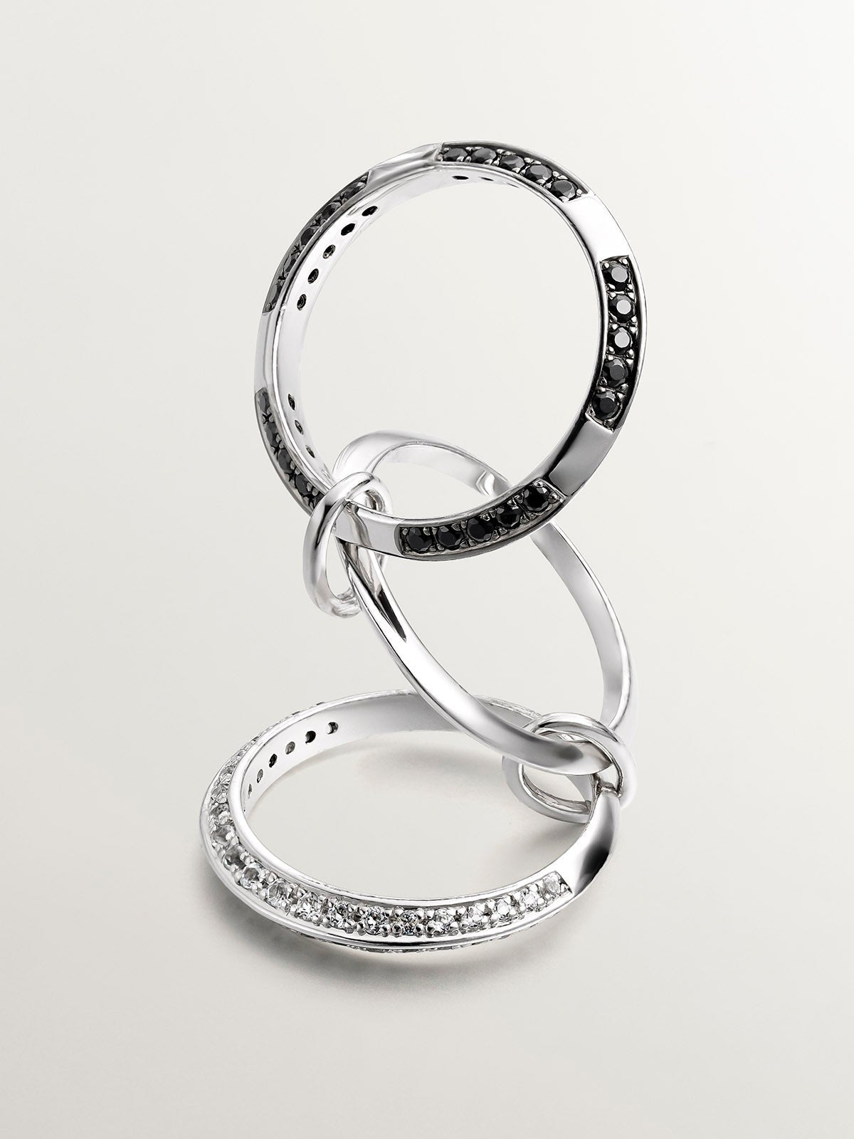 Anillo triple de plata 925 con topacios blancos y espinelas negras